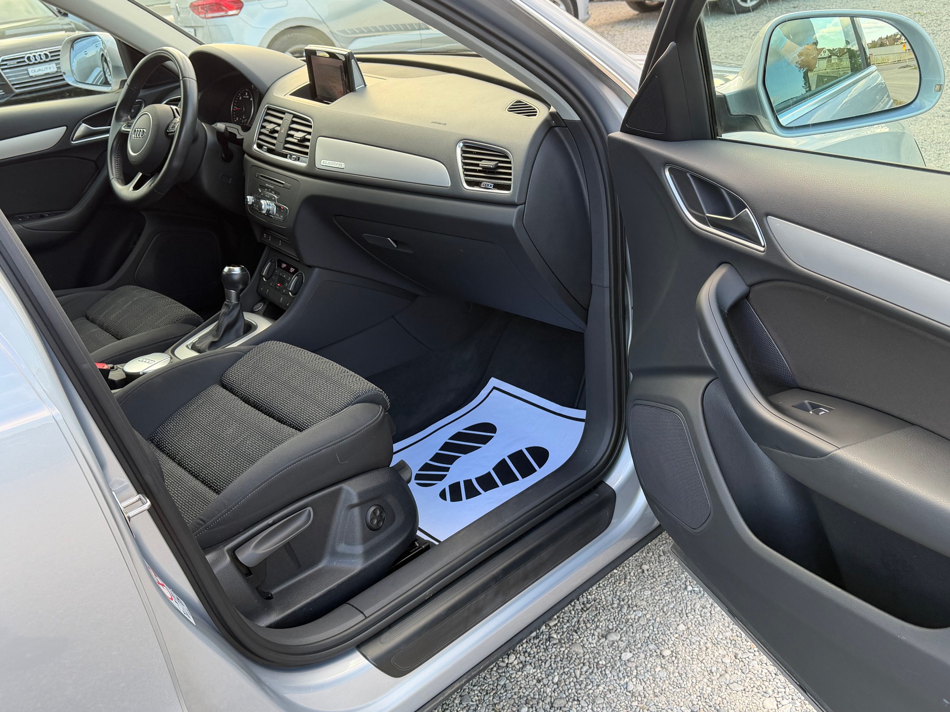 AUDI Q3 2.0 TDI sport quattro S-tronic-image-8