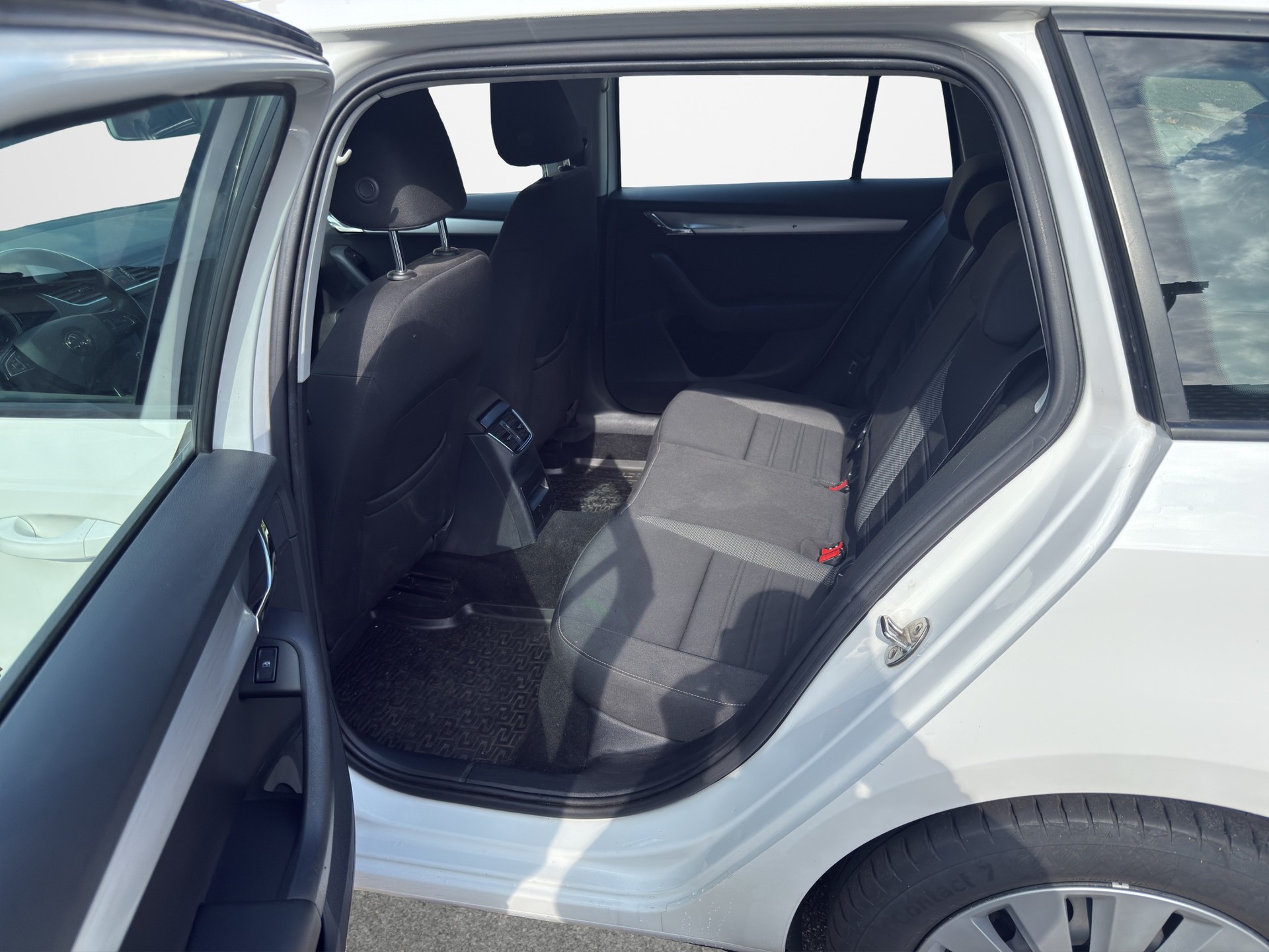 SKODA Octavia Combi 1.6 TDI Ambition 4x4-image-11