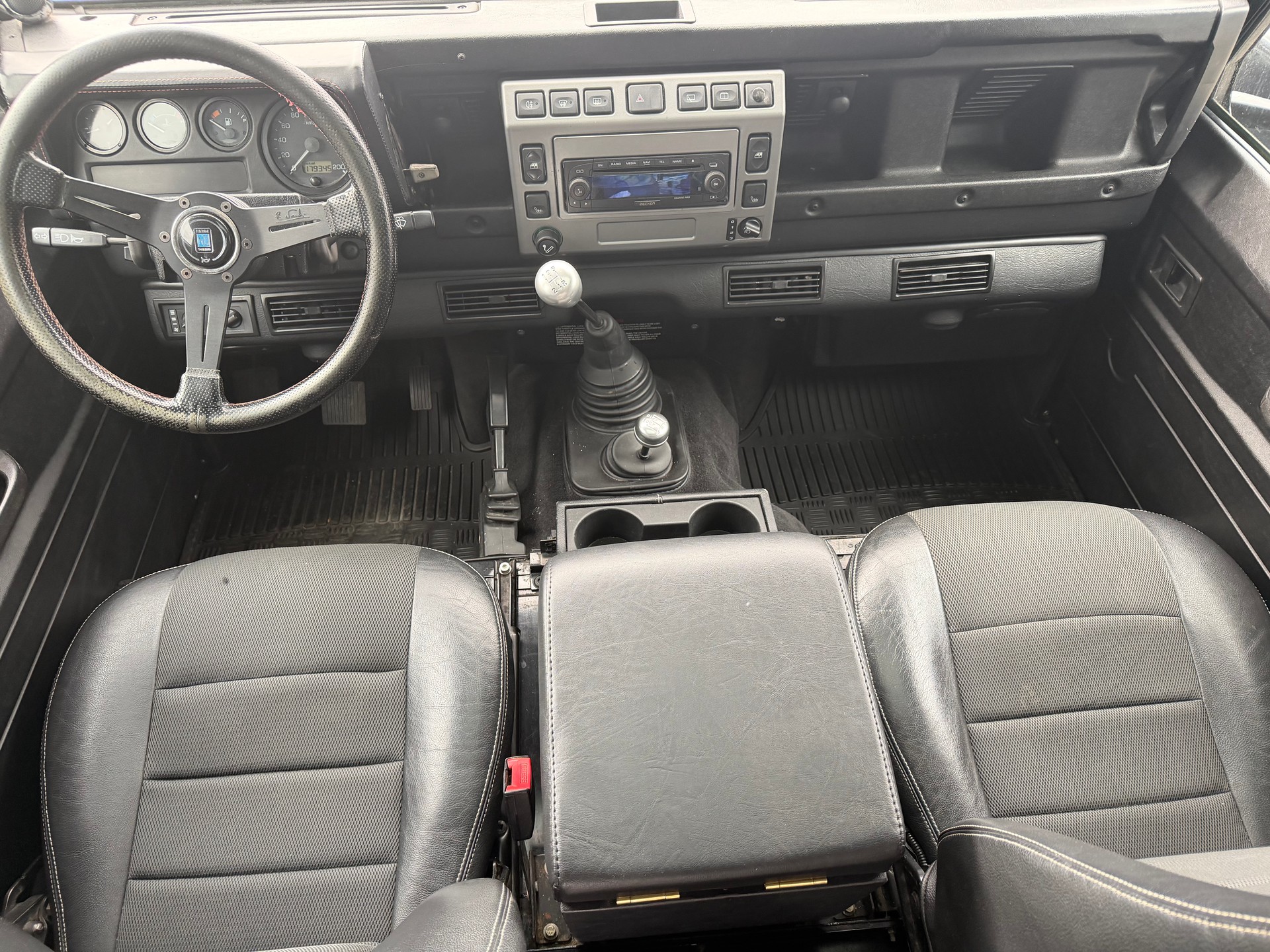 LAND ROVER Defender 90 TD5 BLACK EDITION-image-8