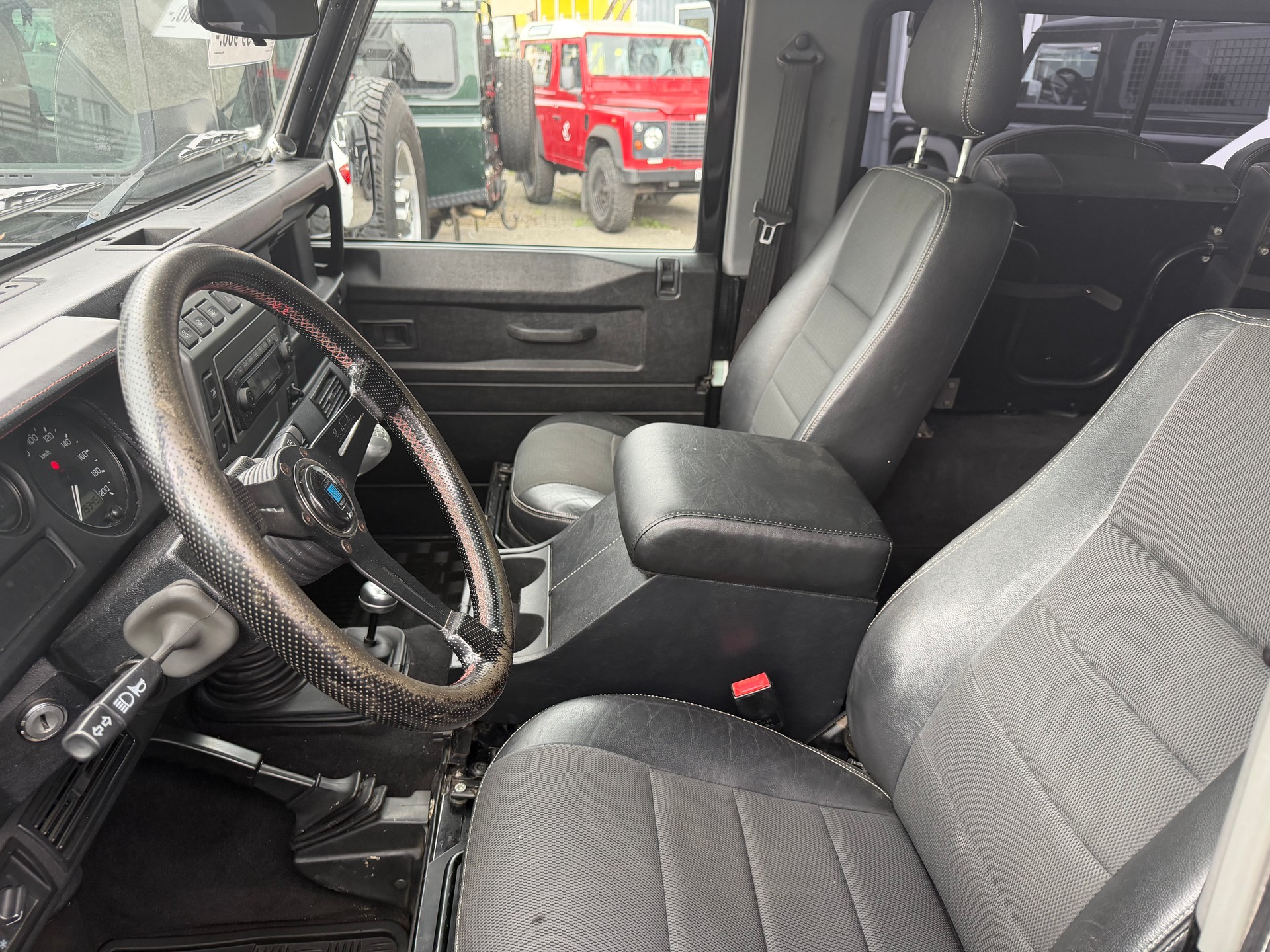 LAND ROVER Defender 90 TD5 BLACK EDITION-image-6