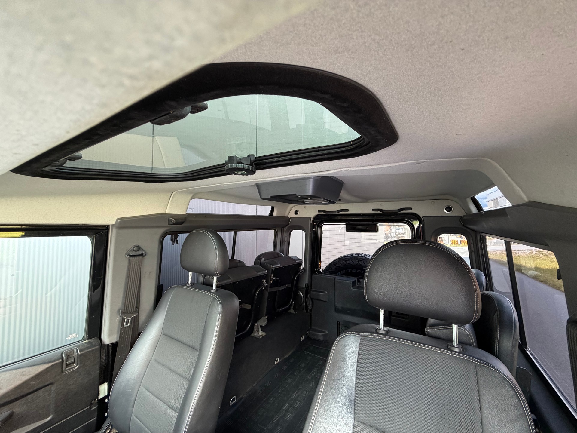 LAND ROVER Defender 90 TD5 BLACK EDITION-image-7