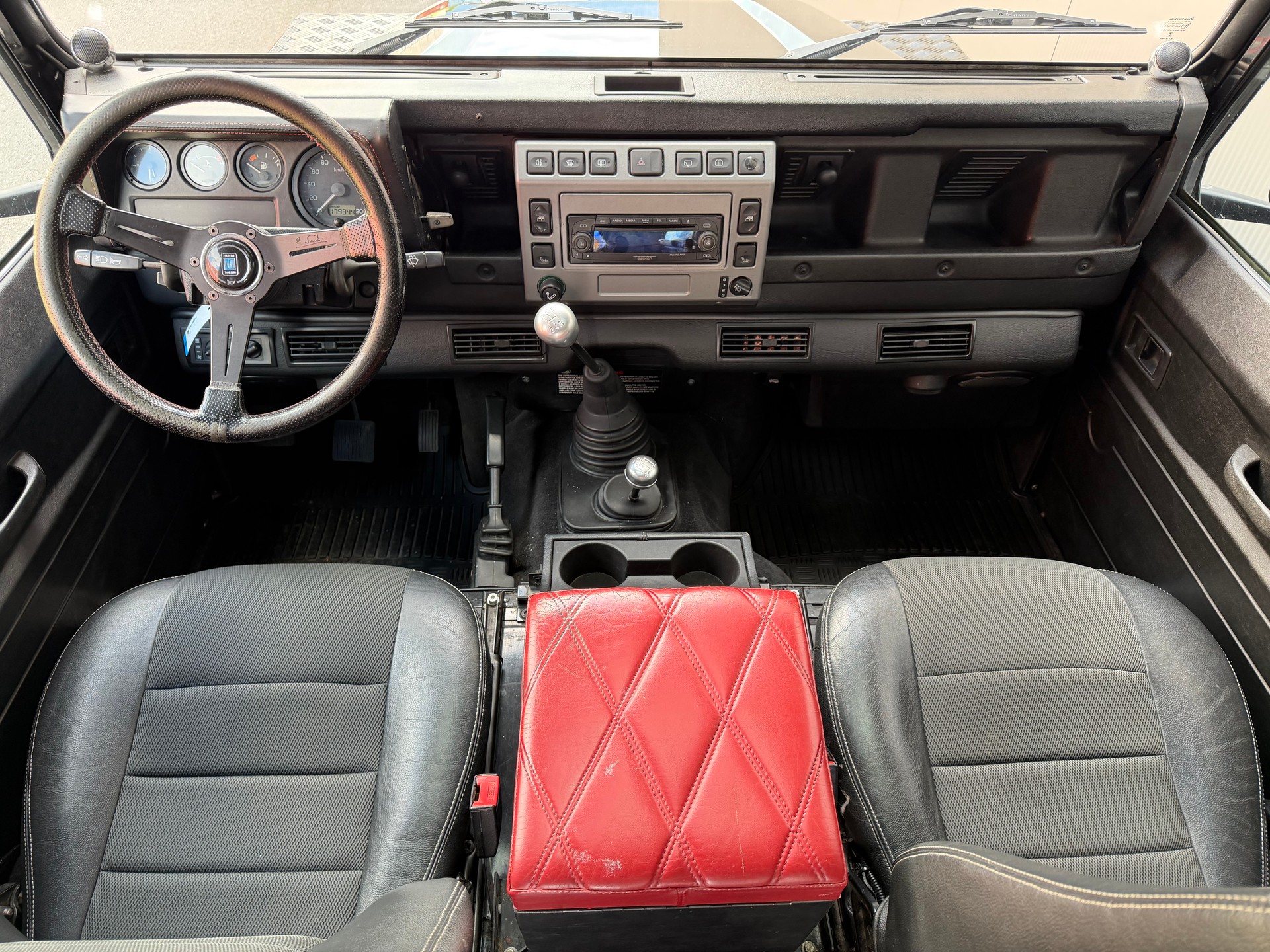 LAND ROVER Defender 90 TD5 BLACK EDITION-image-8