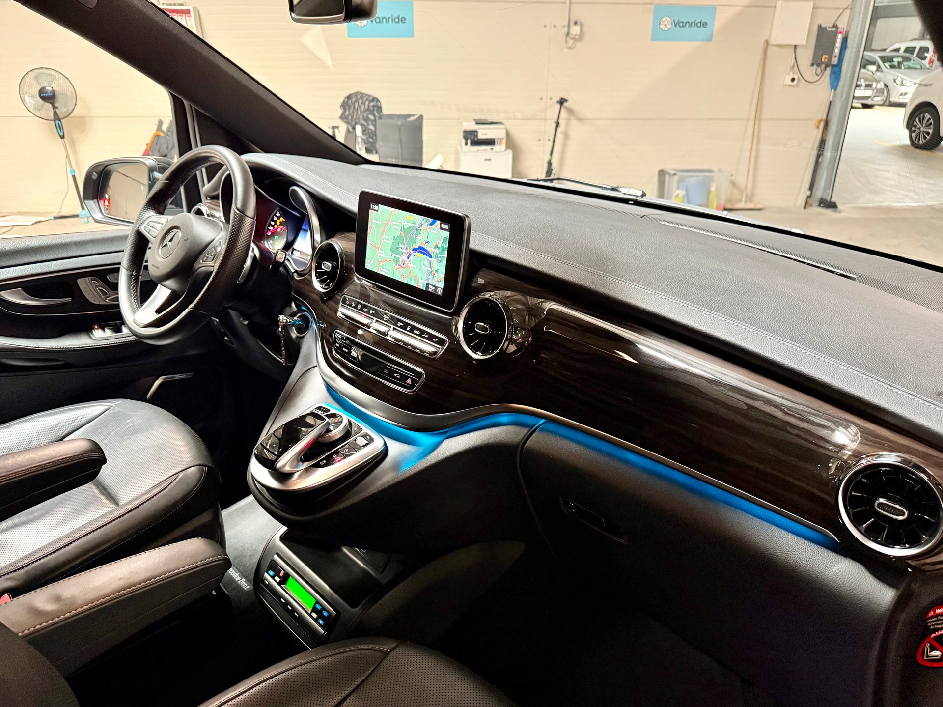 MERCEDES-BENZ V 300 d Swiss Edition Extralong 4Matic 9G-Tronic-image-11