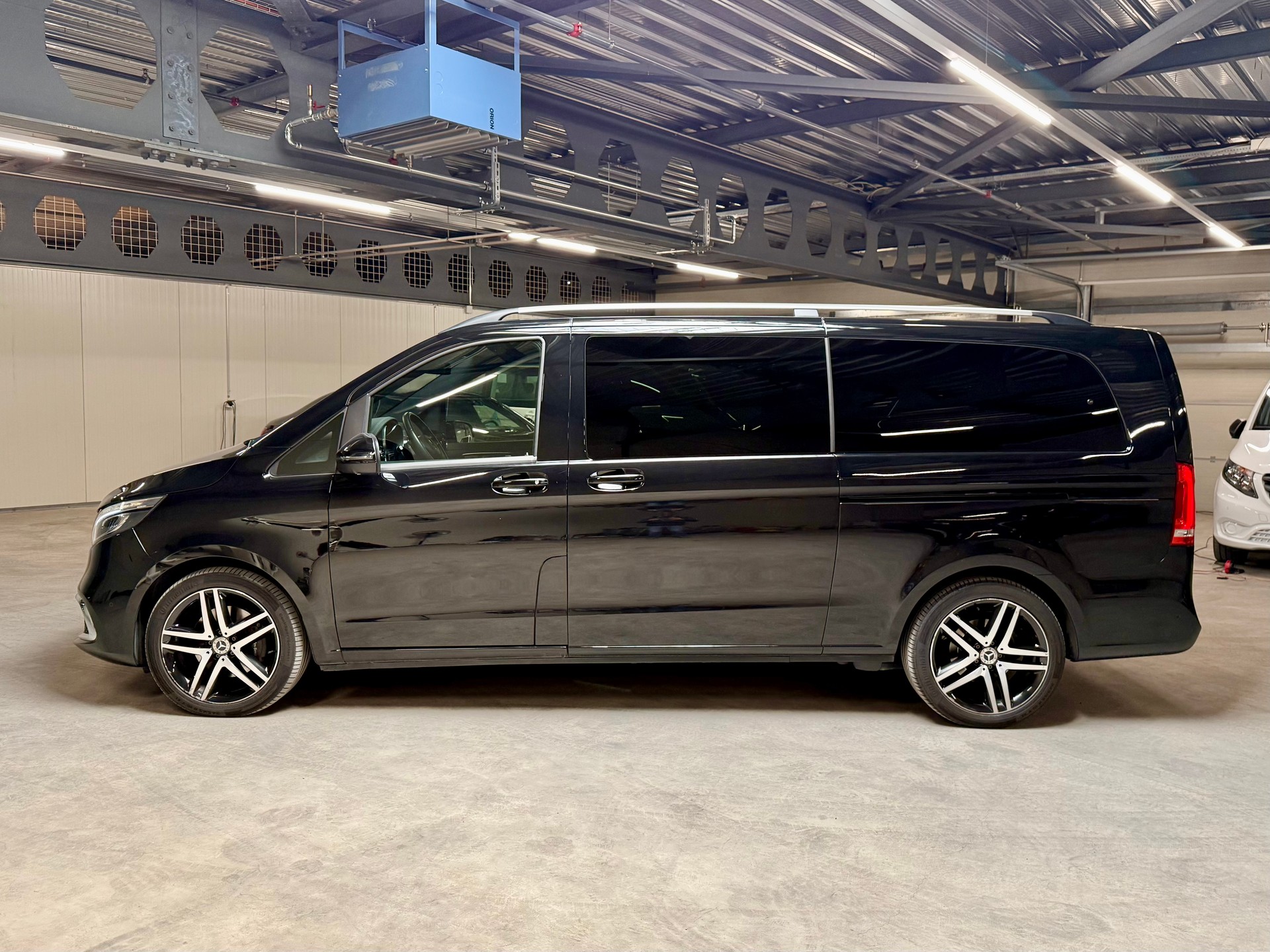 MERCEDES-BENZ V 300 d Swiss Edition Extralong 4Matic 9G-Tronic-image-4