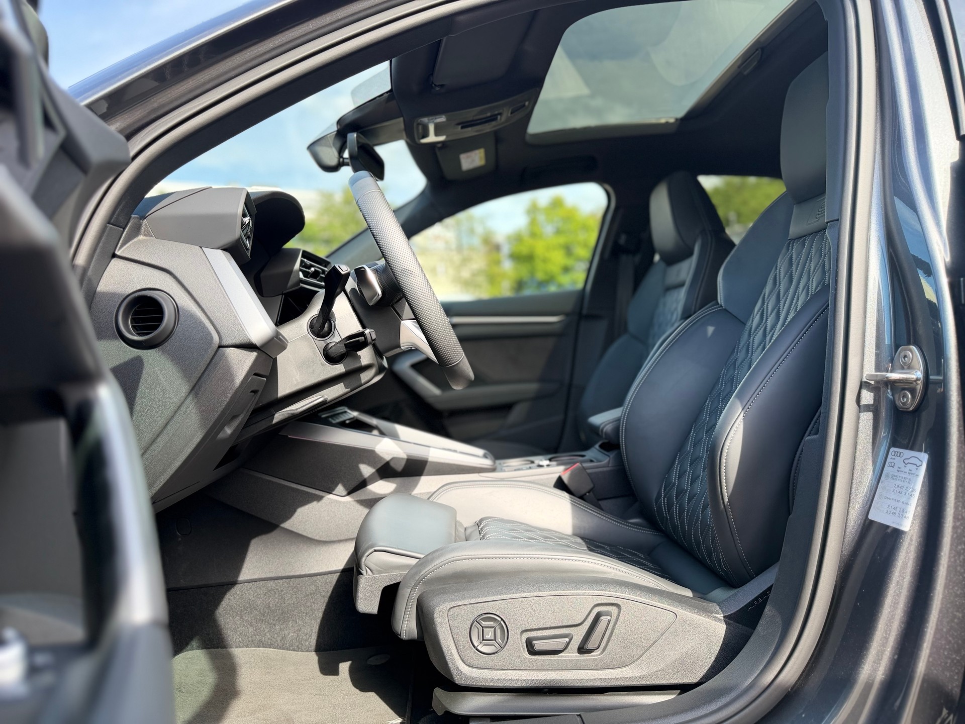 AUDI S3 Limousine TFSI quattro S-tronic ° Vollausstattung ° Akrapovic °-image-12