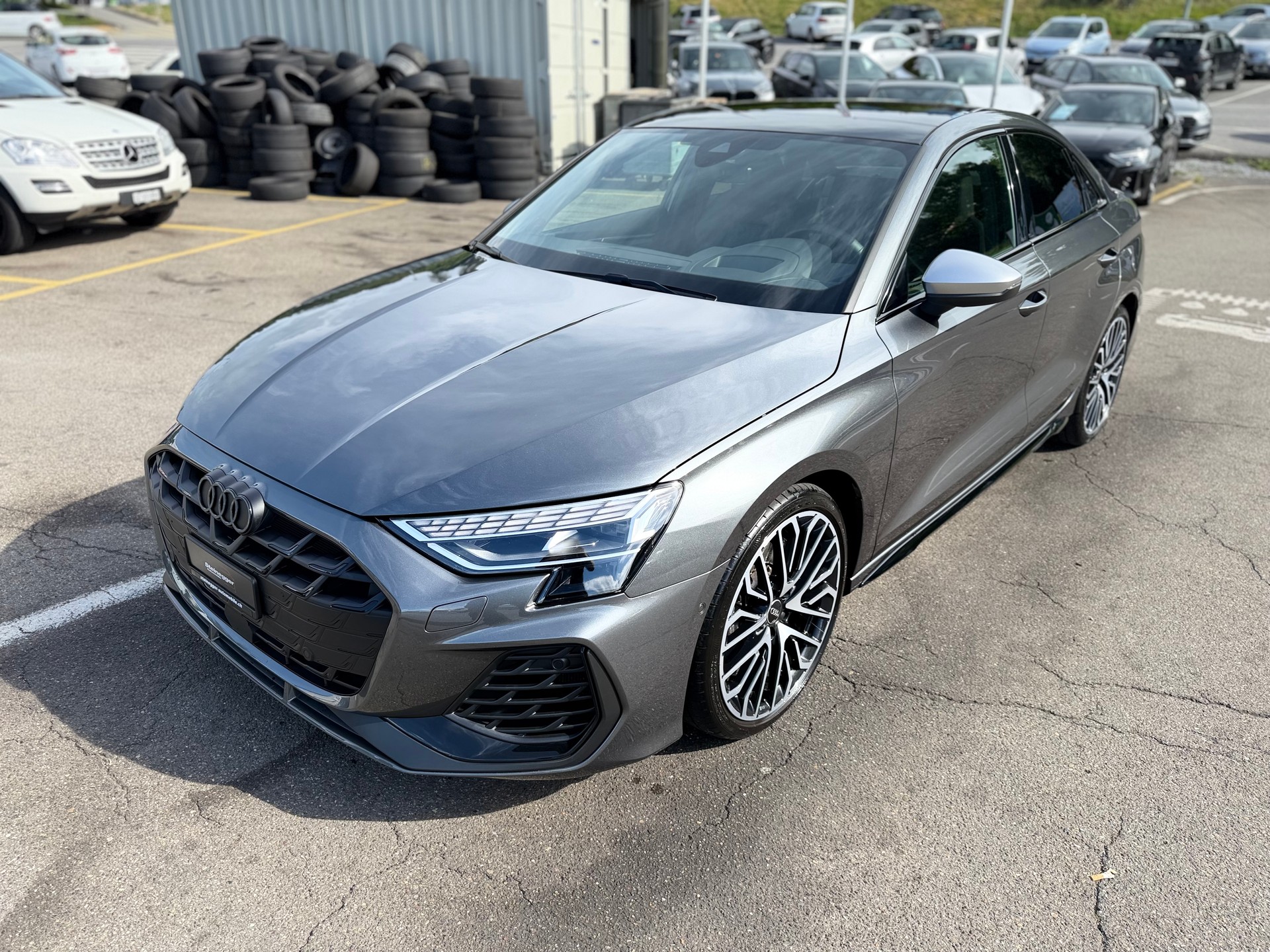 AUDI S3 Limousine TFSI quattro S-tronic ° Vollausstattung ° Akrapovic °-image-4