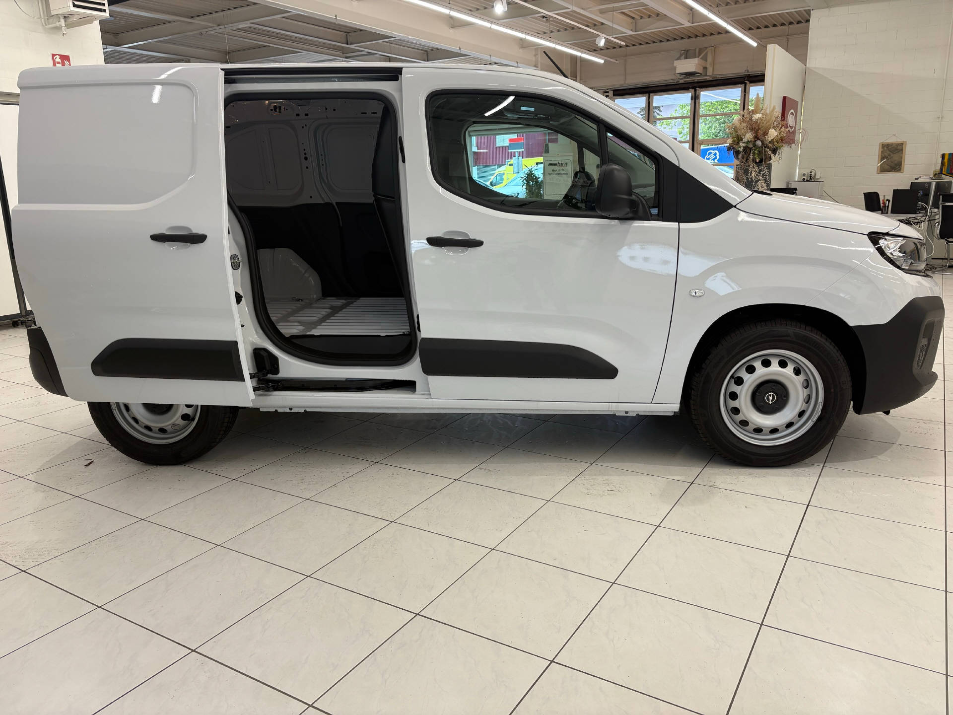 OPEL Combo-e Cargo 2.4 t Electric Energize Your Business-image-3