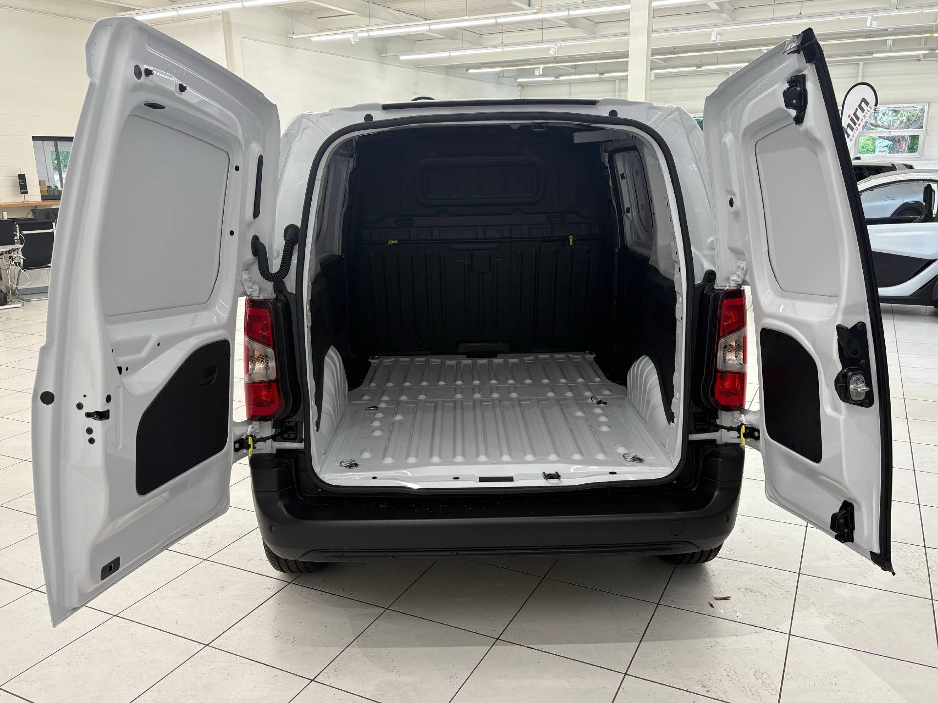 OPEL Combo-e Cargo 2.4 t Electric Energize Your Business-image-8