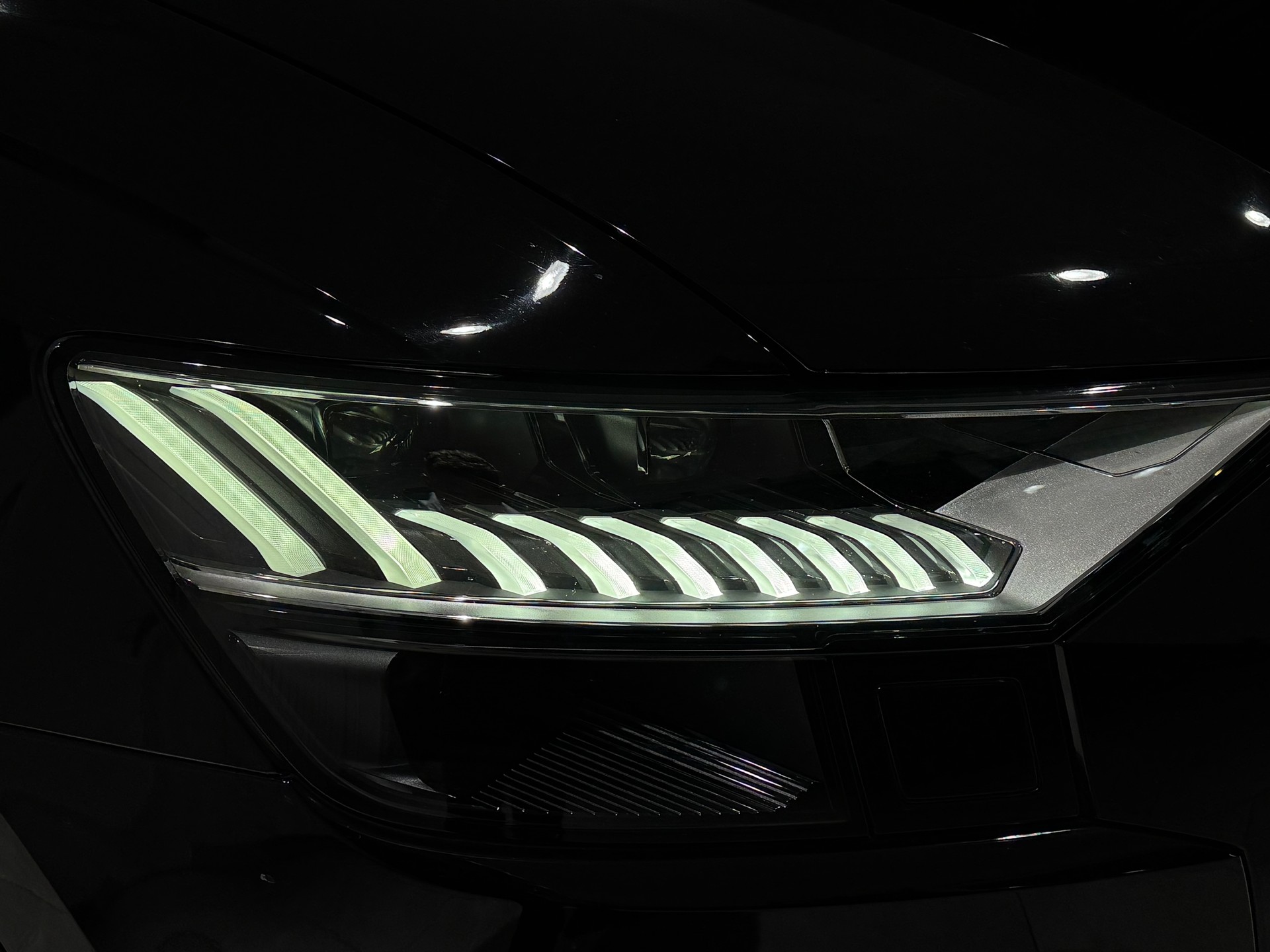 AUDI Q8 50 TDI Black Edition quattro tiptronic | 1.Hand |-image-13