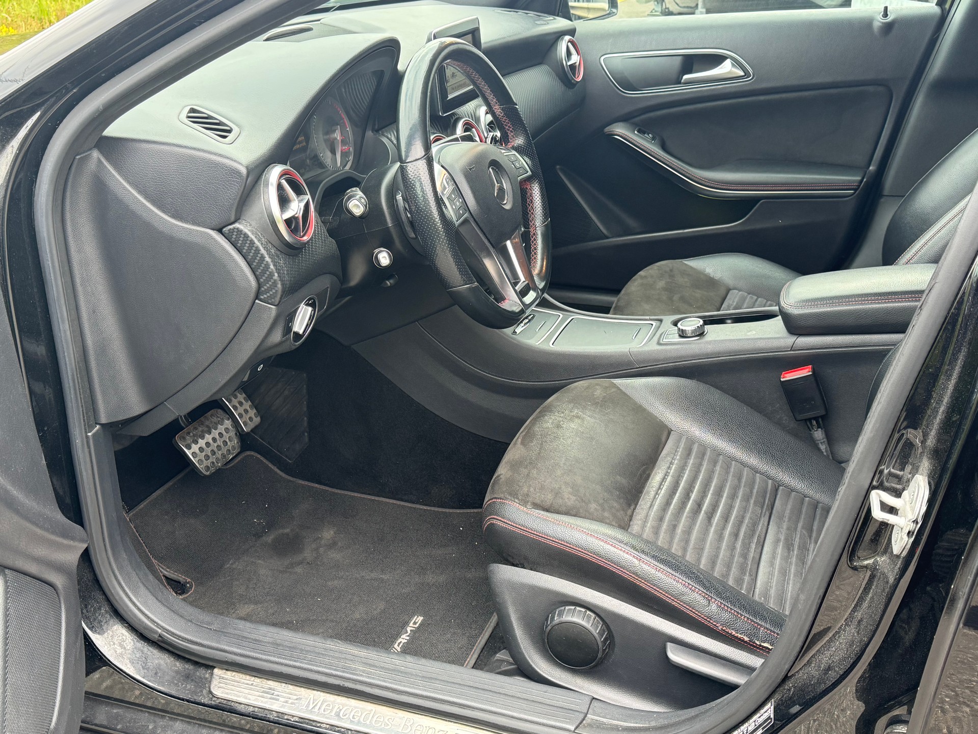 MERCEDES-BENZ A 250 AMG Line 4Matic 7G-DCT-image-8