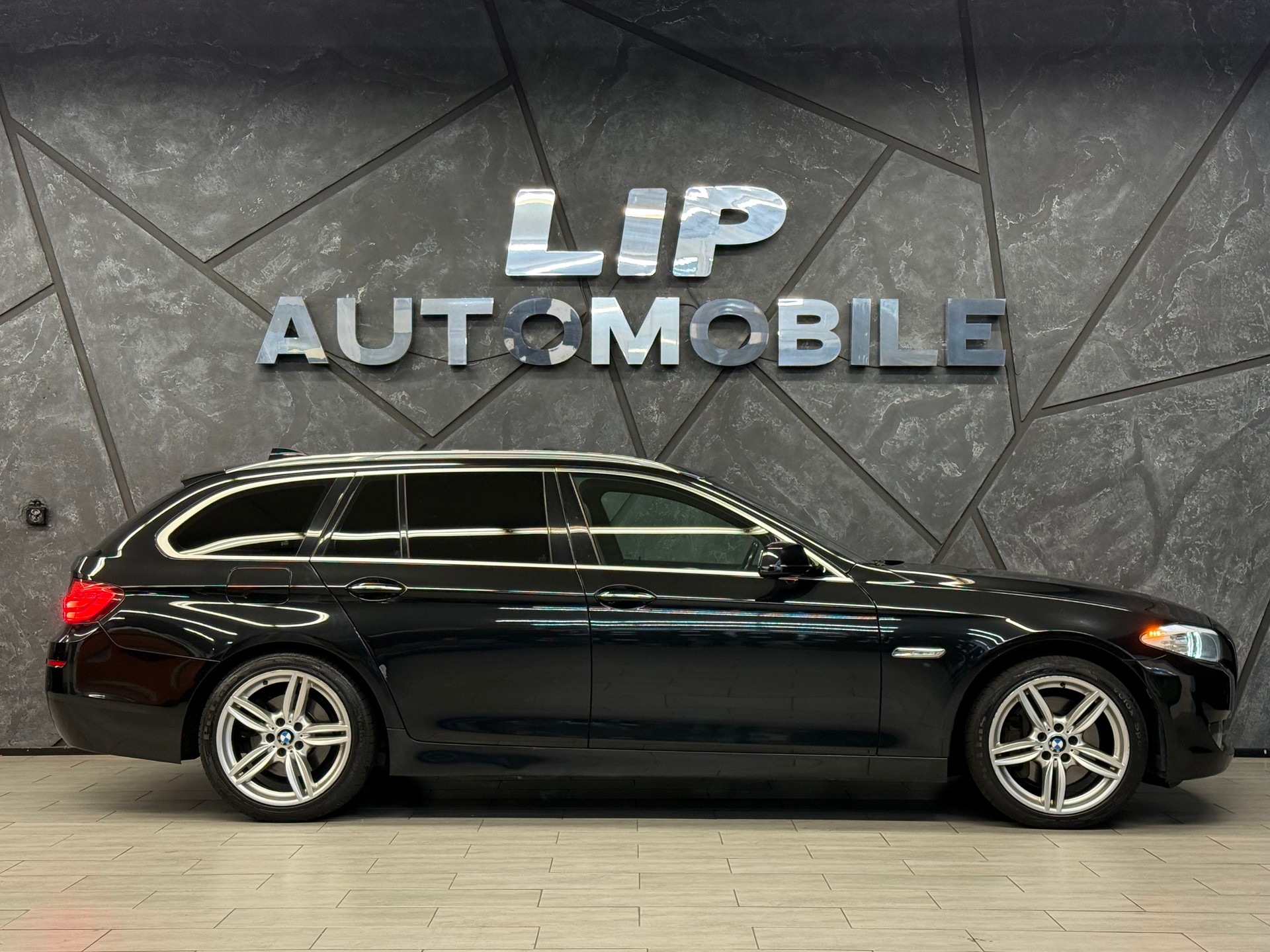 BMW 530i Touring Steptronic-showroom-element-3