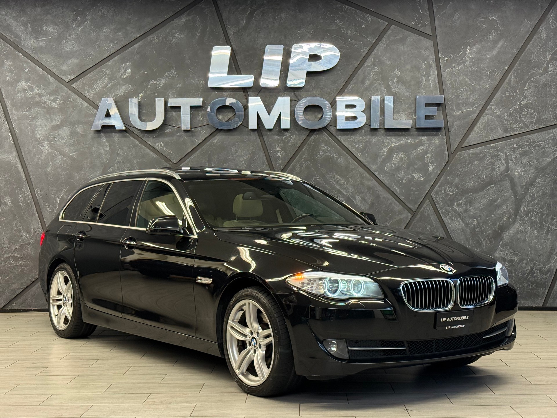 BMW 530i Touring Steptronic-showroom-element-2