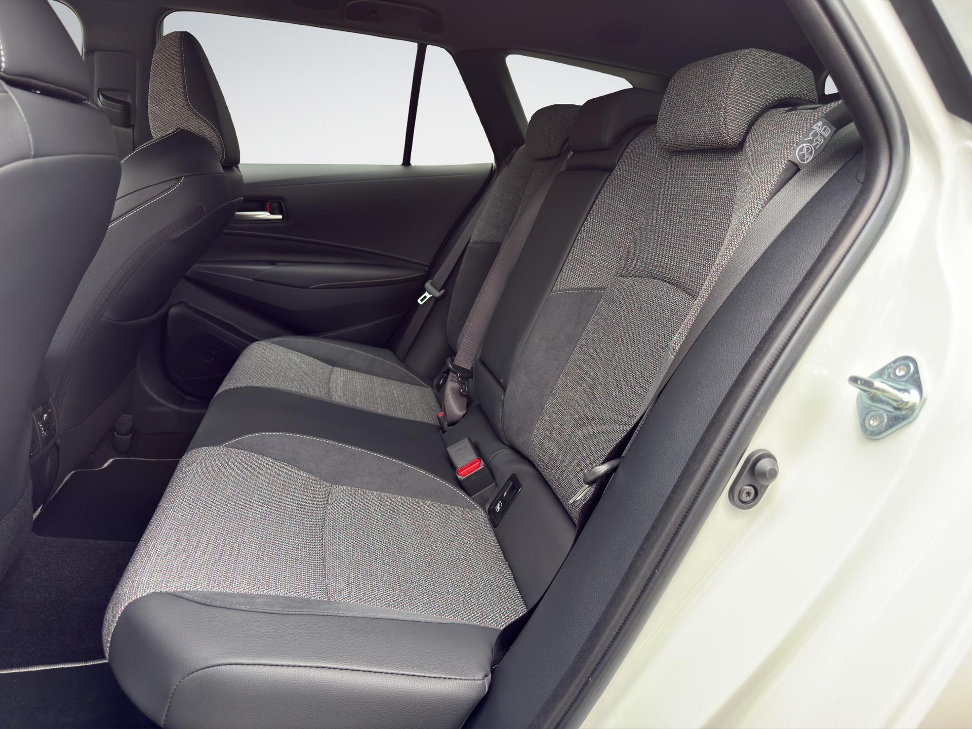 TOYOTA Corolla Touring Sports 2.0 HSD Swiss Edition-image-14