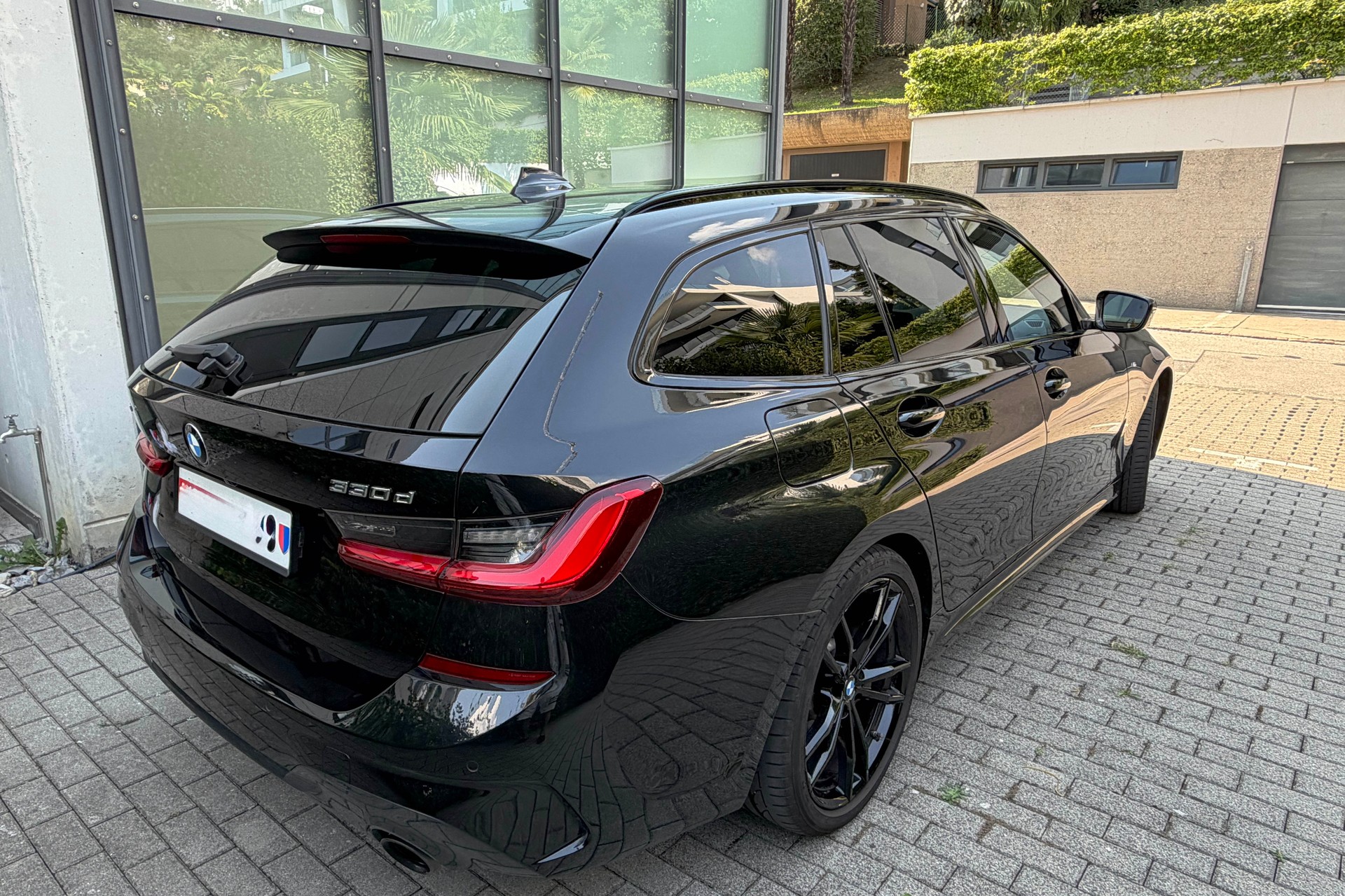 BMW 330d xDrive-image-1