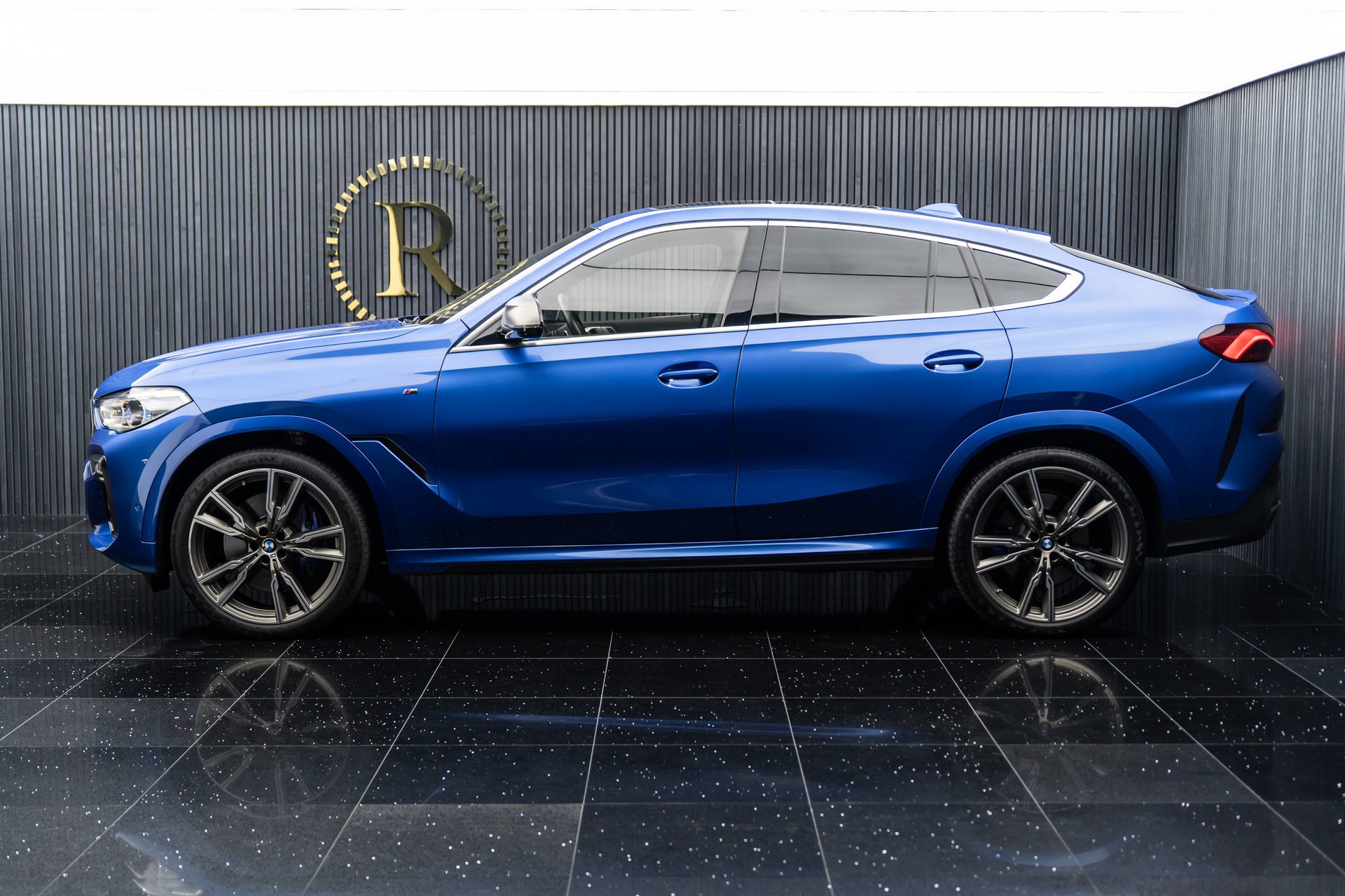 BMW X6 M50d-showroom-element-2