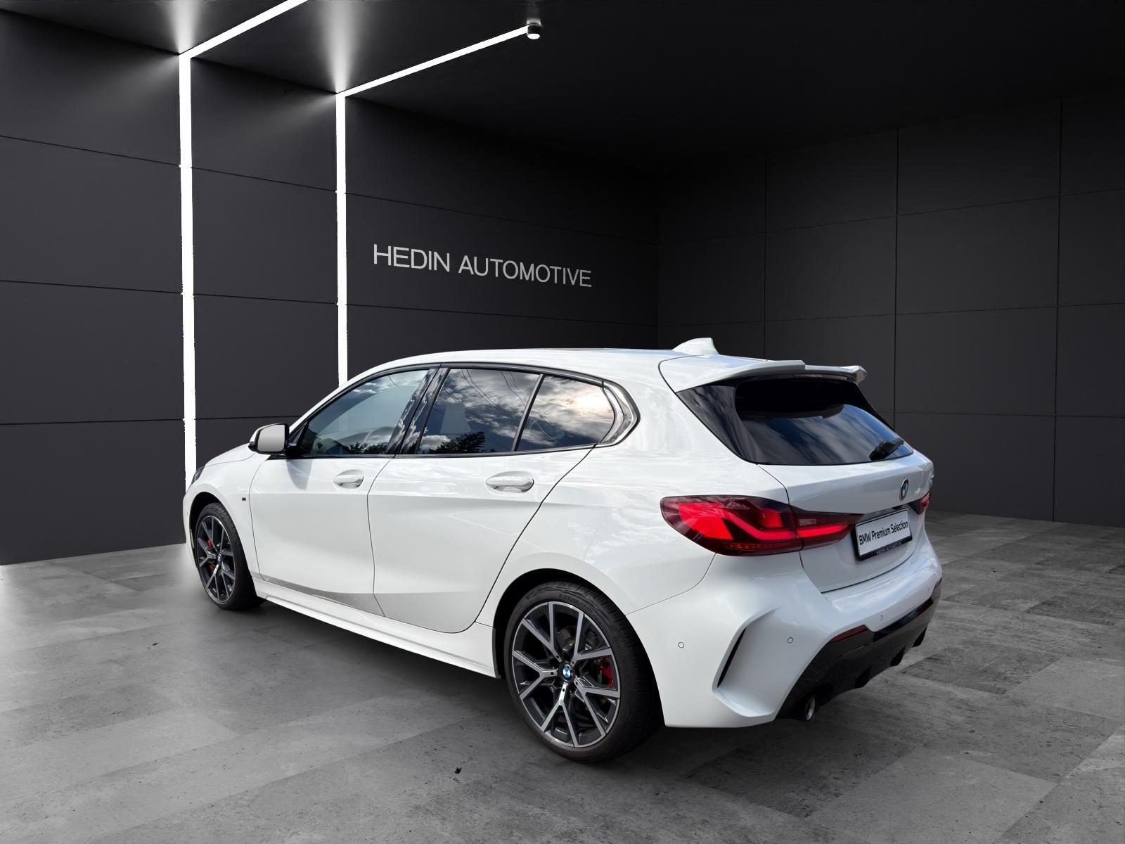 BMW 118i-showroom-element-2