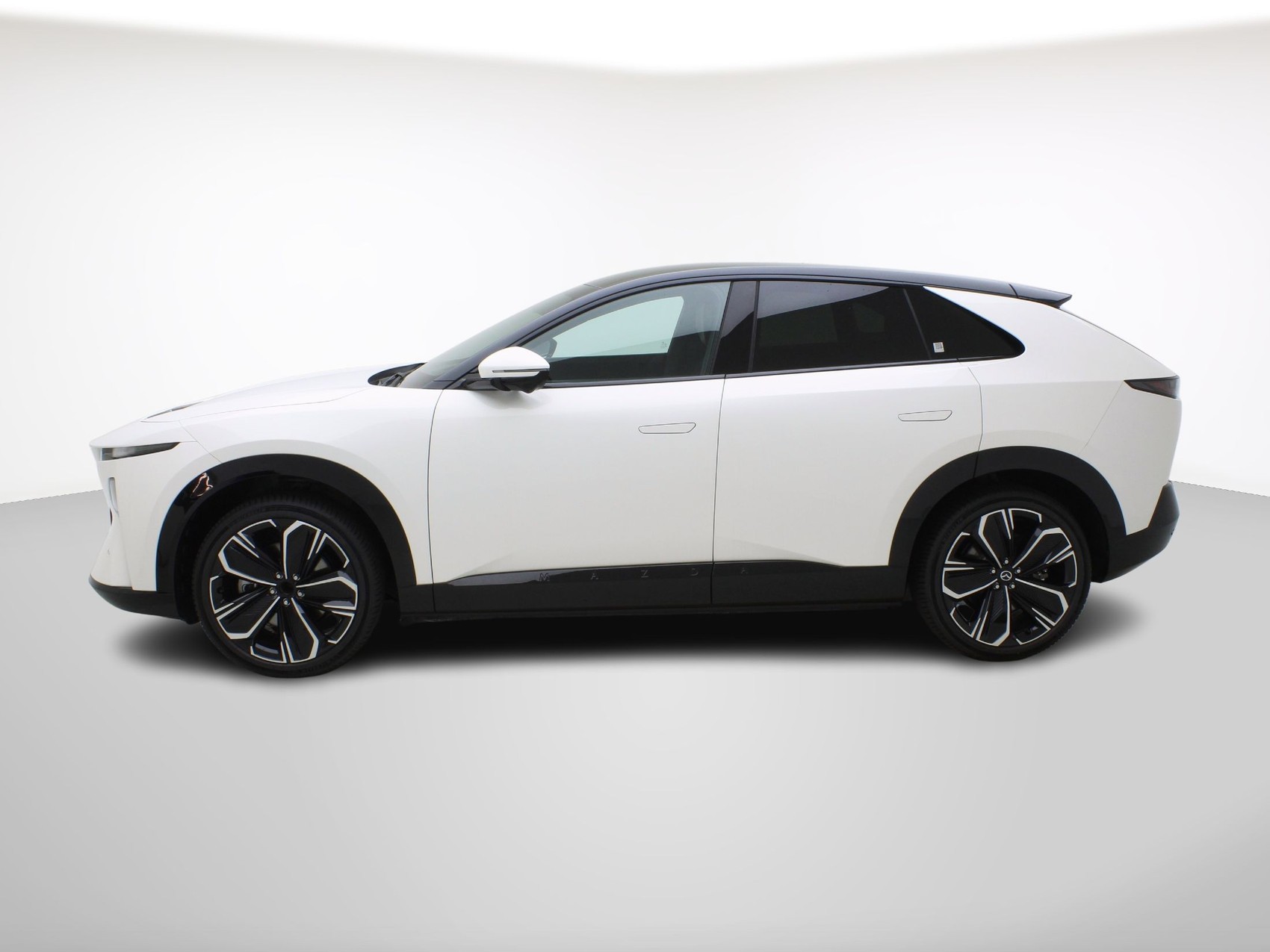 MAZDA CX-6e Takumi-showroom-element-1
