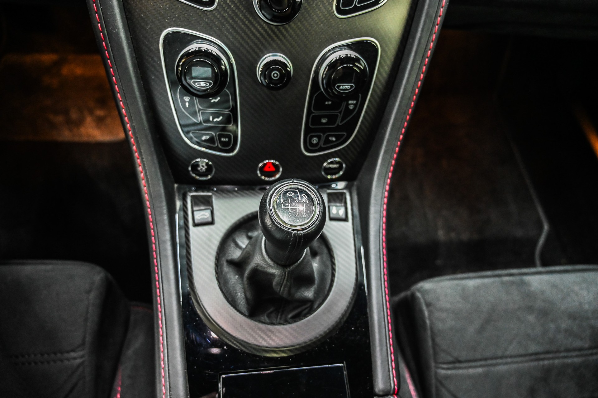 ASTON MARTIN V8 Vantage Coupé 4.7 GT8-image-22
