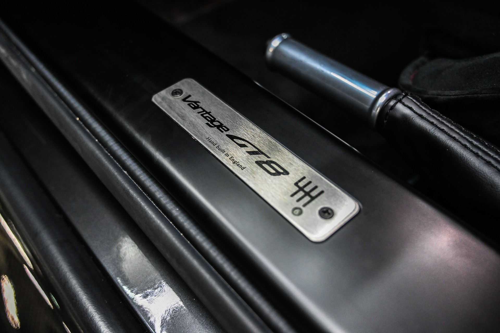 ASTON MARTIN V8 Vantage Coupé 4.7 GT8-image-24