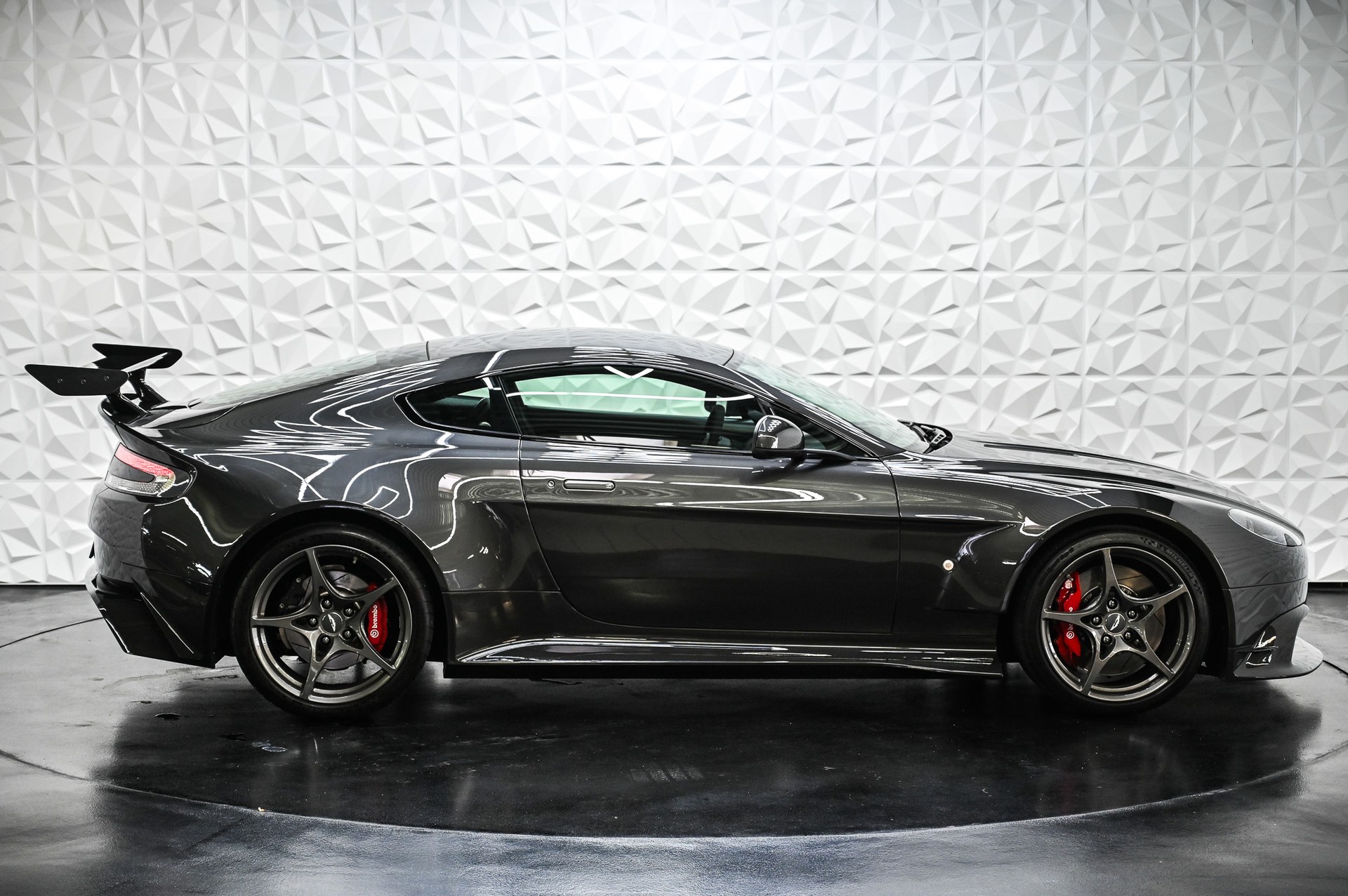 ASTON MARTIN V8 Vantage Coupé 4.7 GT8-image-10