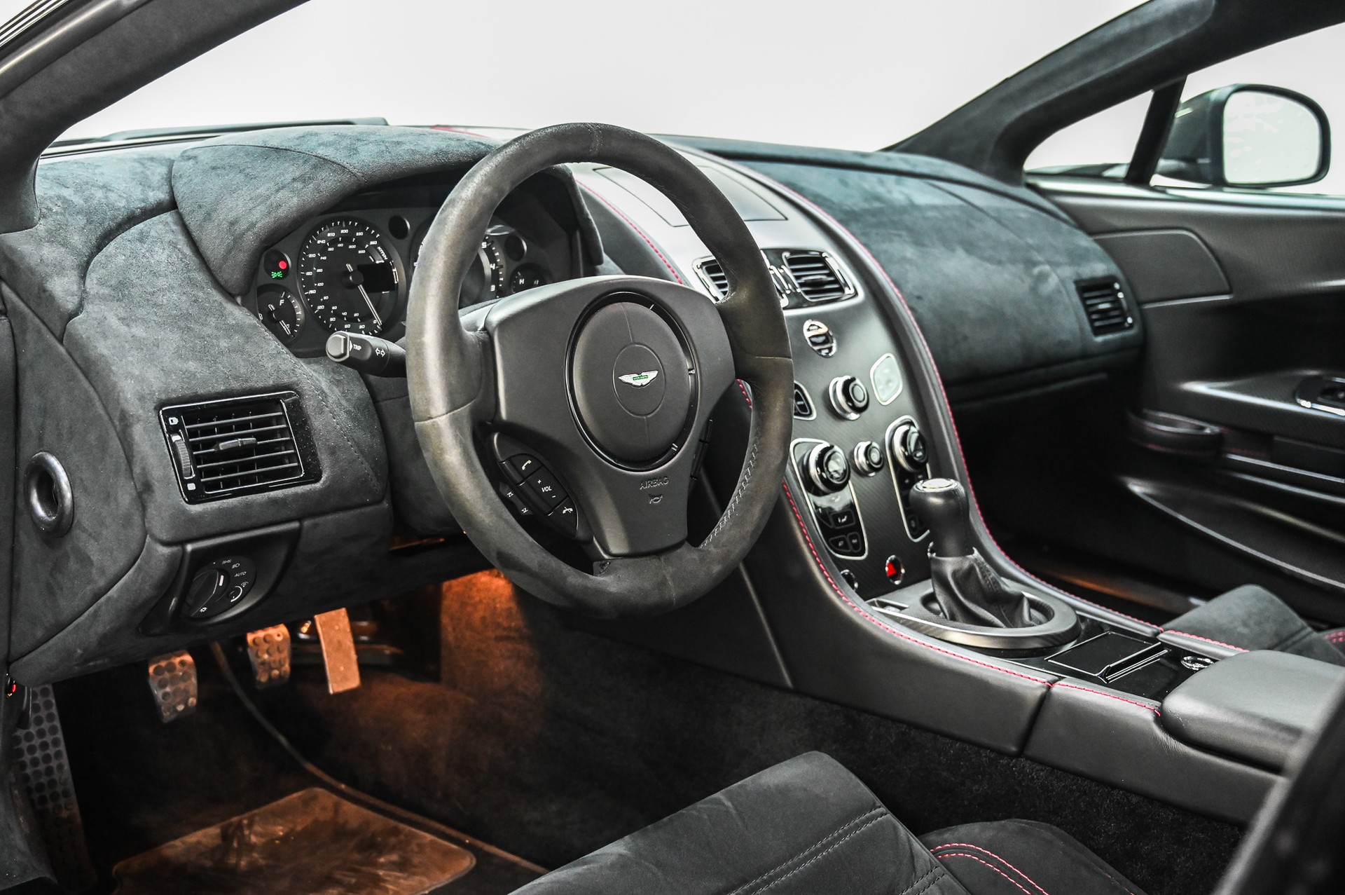 ASTON MARTIN V8 Vantage Coupé 4.7 GT8-image-18