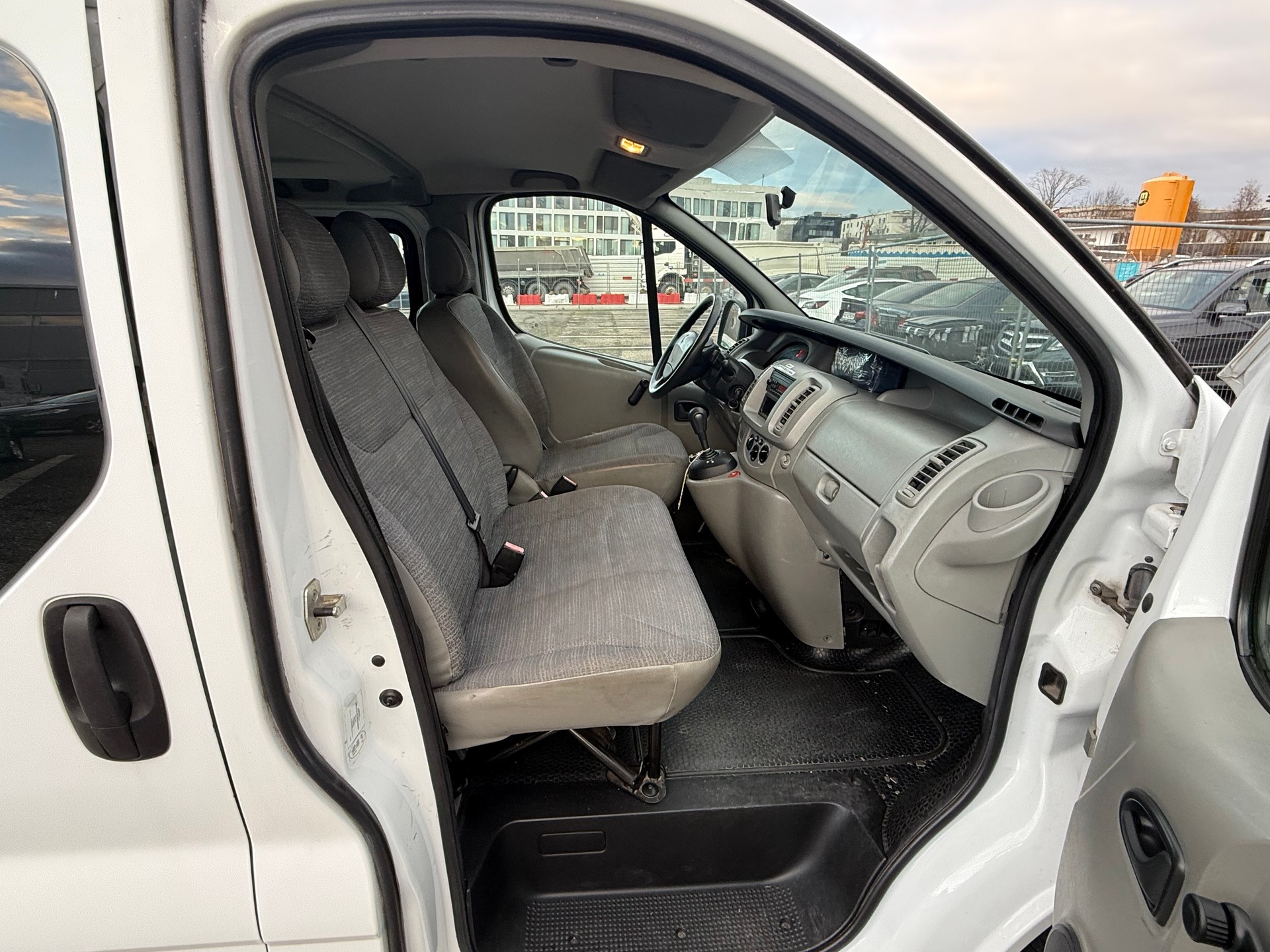 RENAULT Trafic 2.5 dCi L2H1 Grand Passenger Authentique-image-7