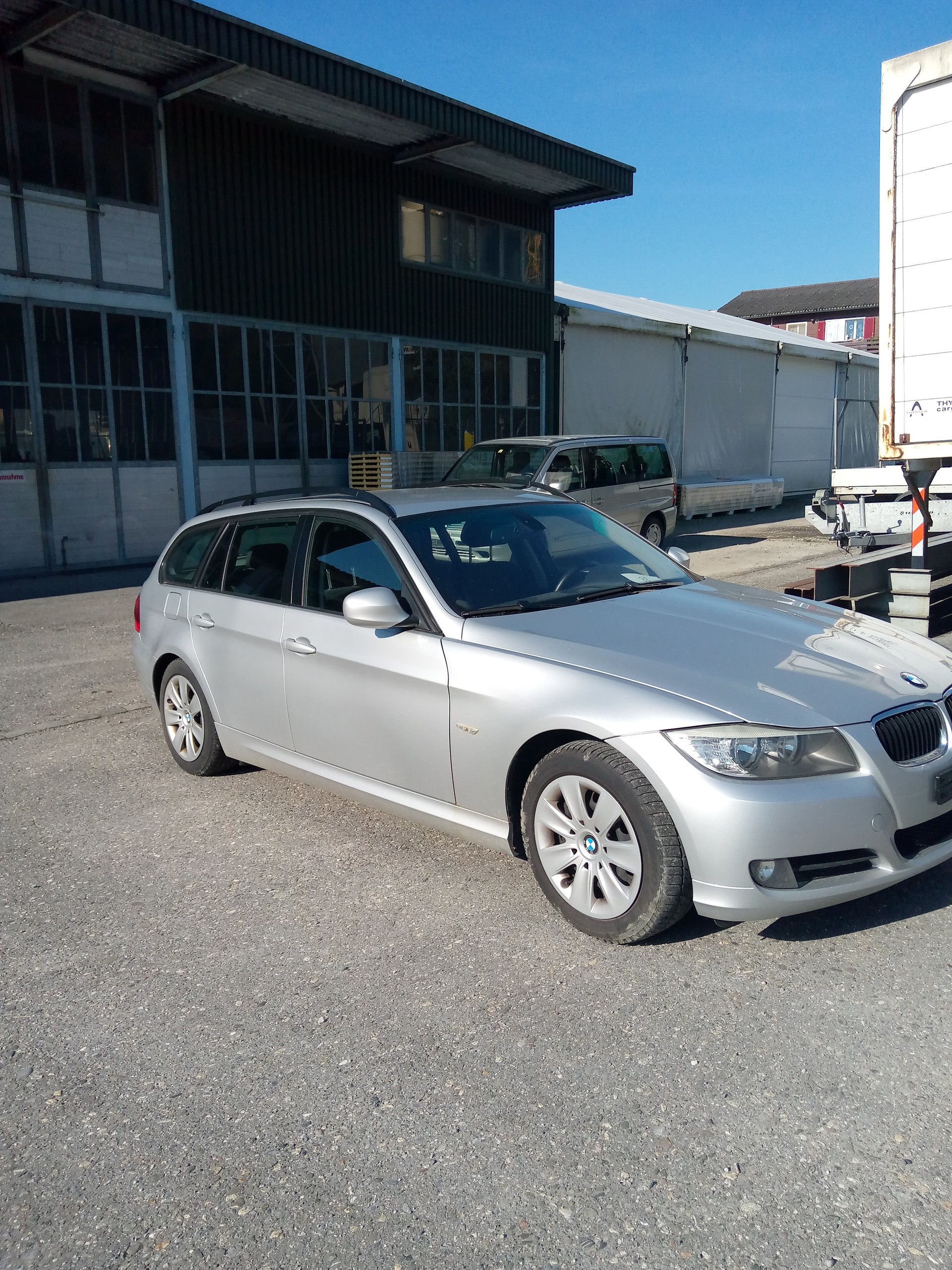 BMW 318i Touring-image-1