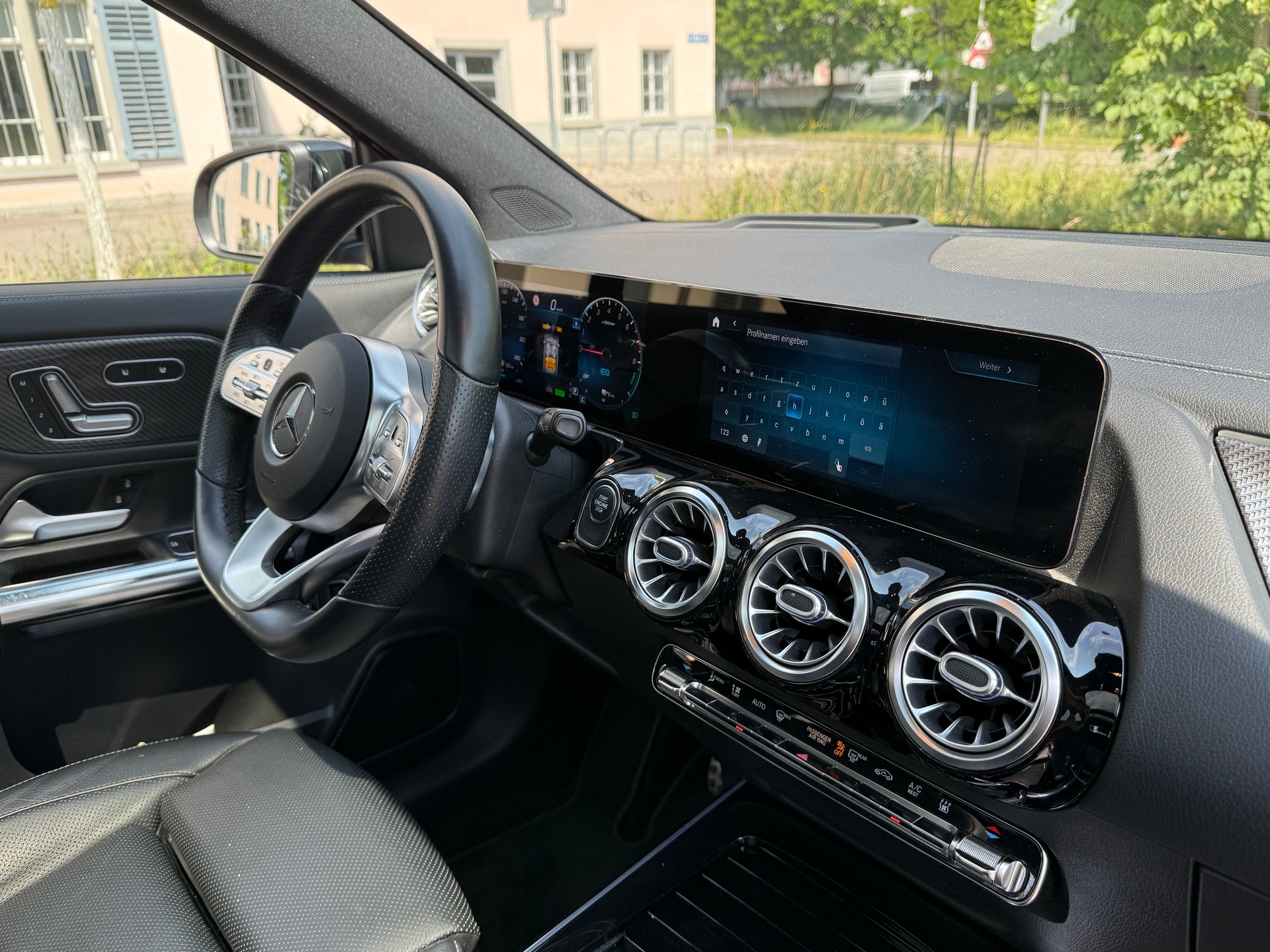 MERCEDES-BENZ GLA 250e AMG Line 8G-DCT-image-3