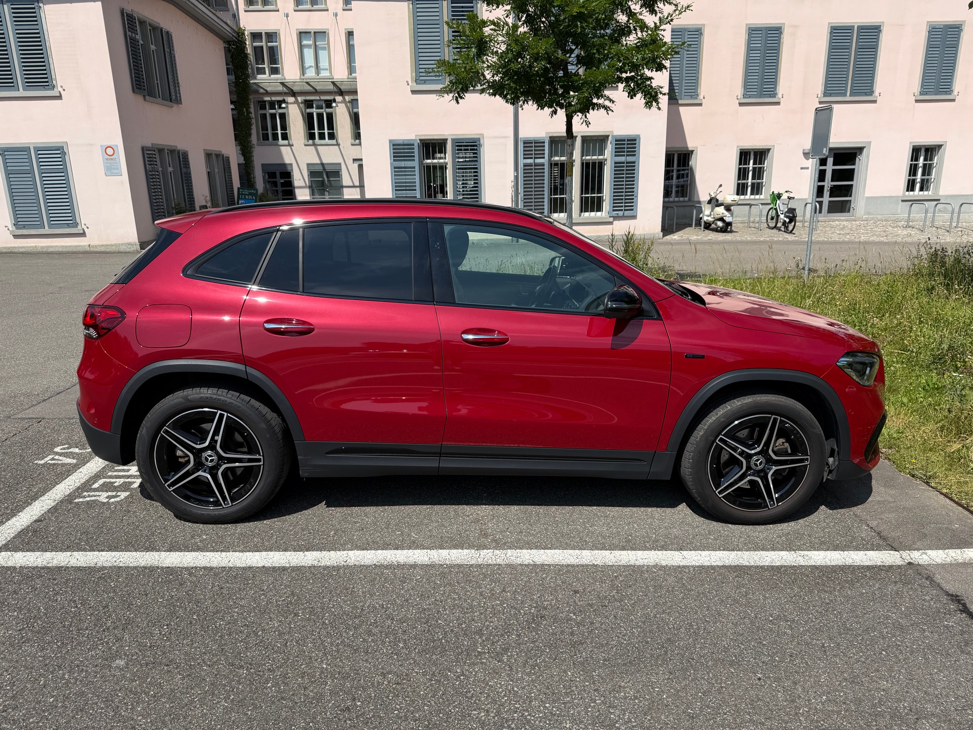 MERCEDES-BENZ GLA 250e AMG Line 8G-DCT