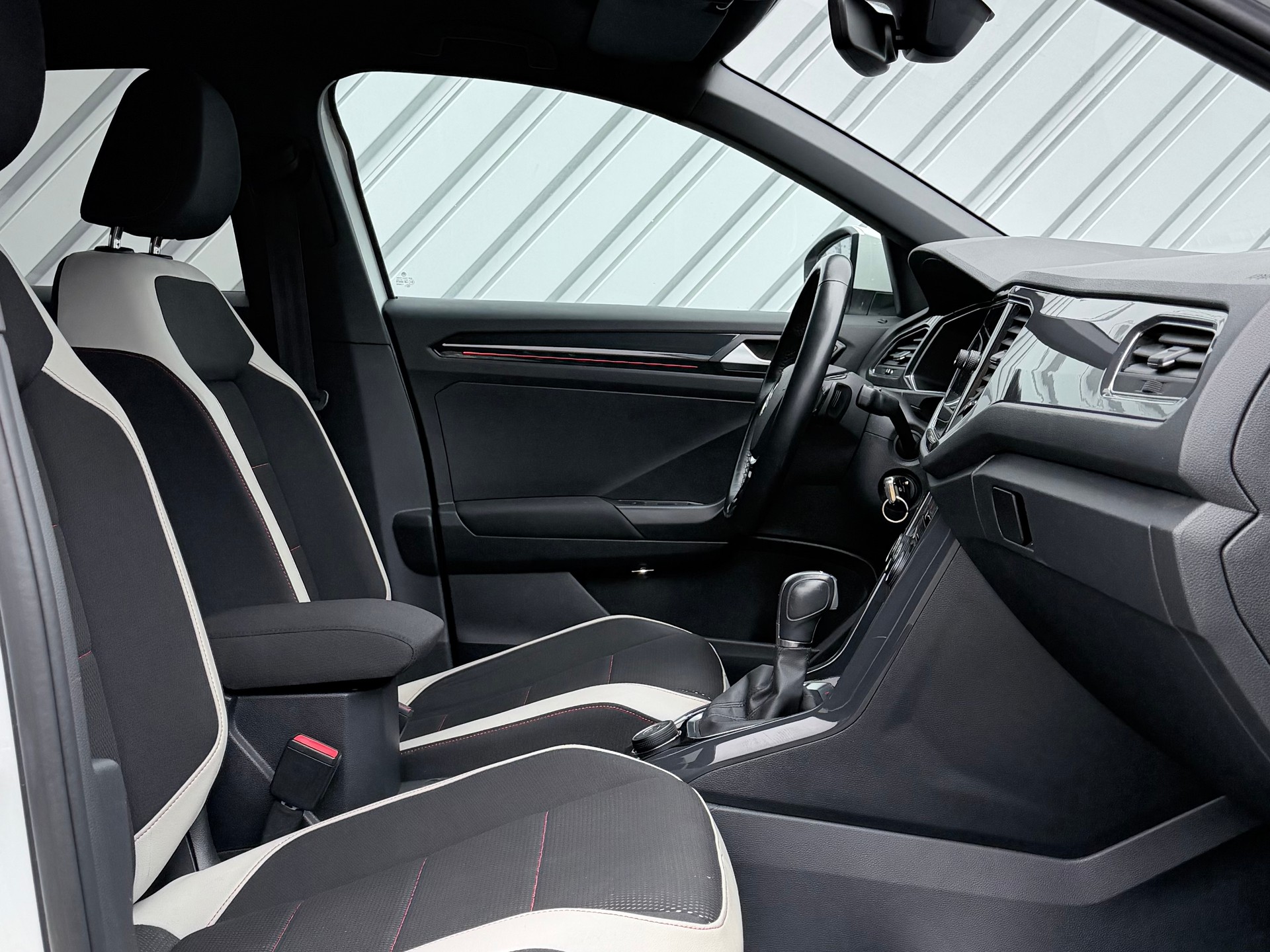 VW T-Roc 2.0 TSI Advance DSG 4Motion-image-5