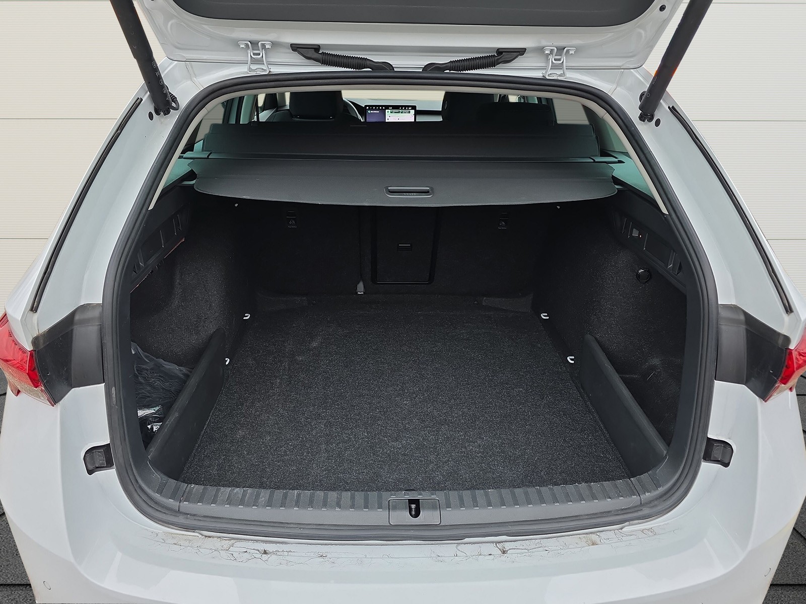 SKODA Octavia Combi 1.5 TSI Selection DSG-image-16
