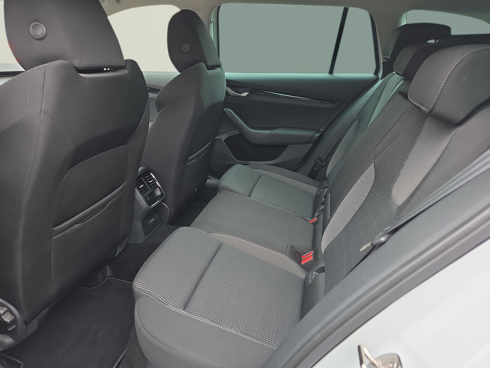 SKODA Octavia Combi 1.5 TSI Selection DSG-image-15