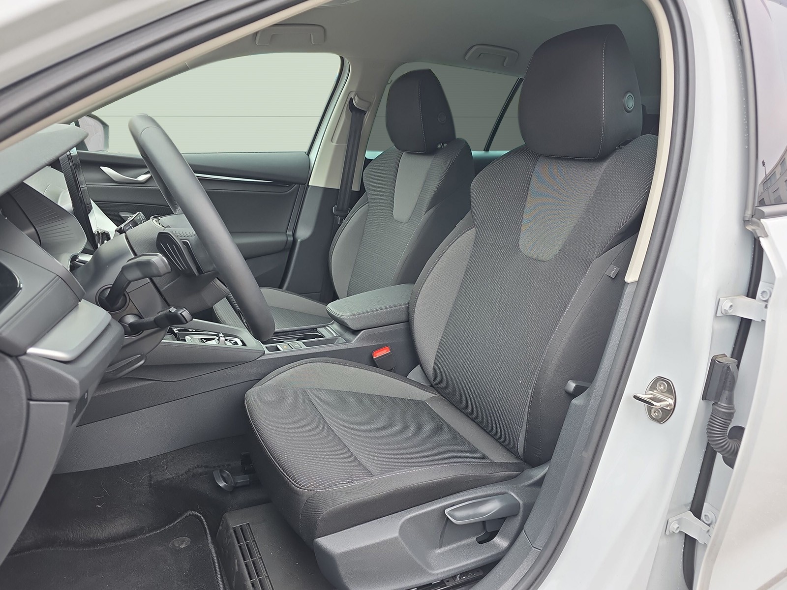 SKODA Octavia Combi 1.5 TSI Selection DSG-image-7