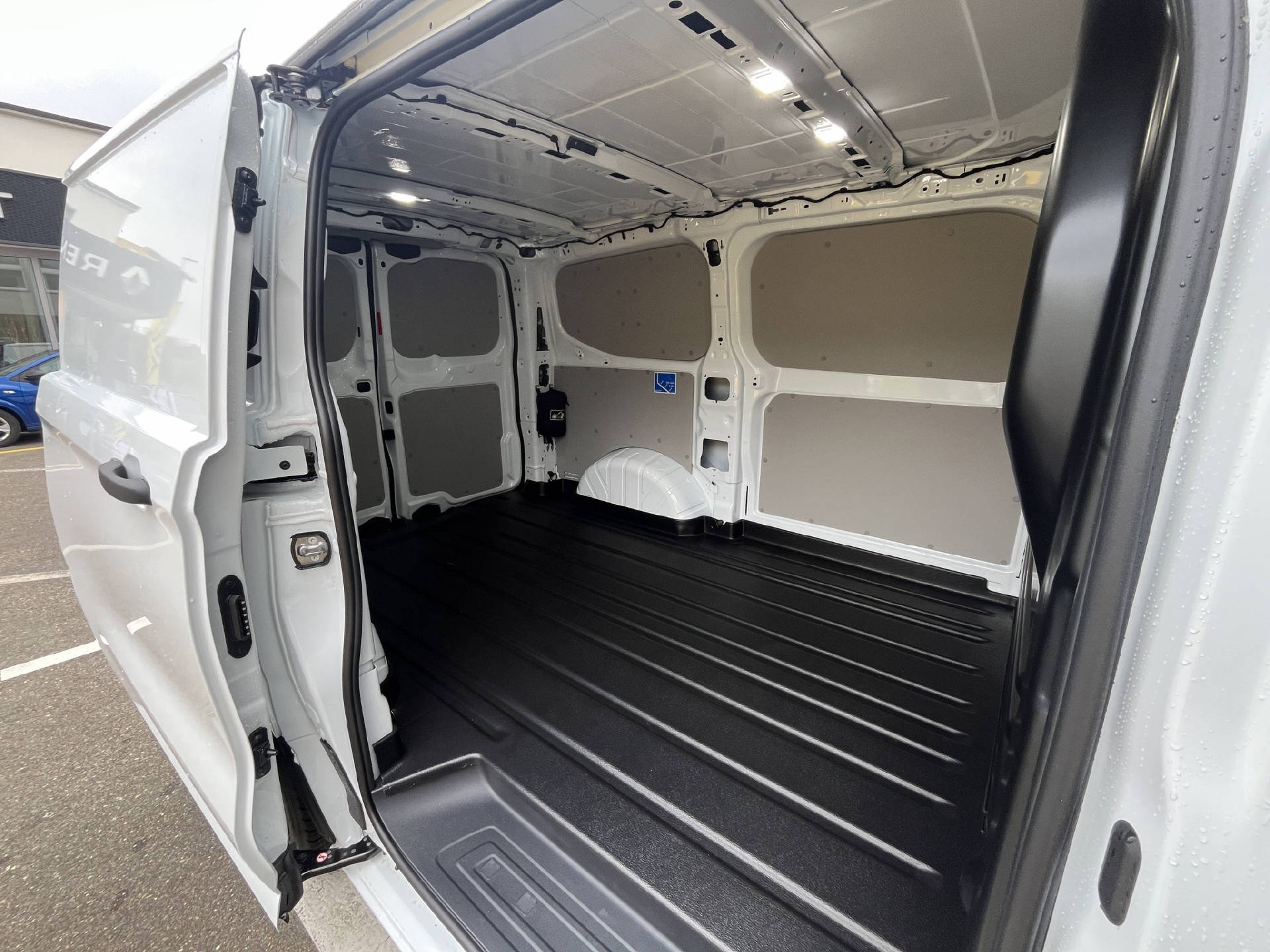 FORD Transit Custom Van 320 L1 2.5 Duratec 233 Trend PHEV-image-19