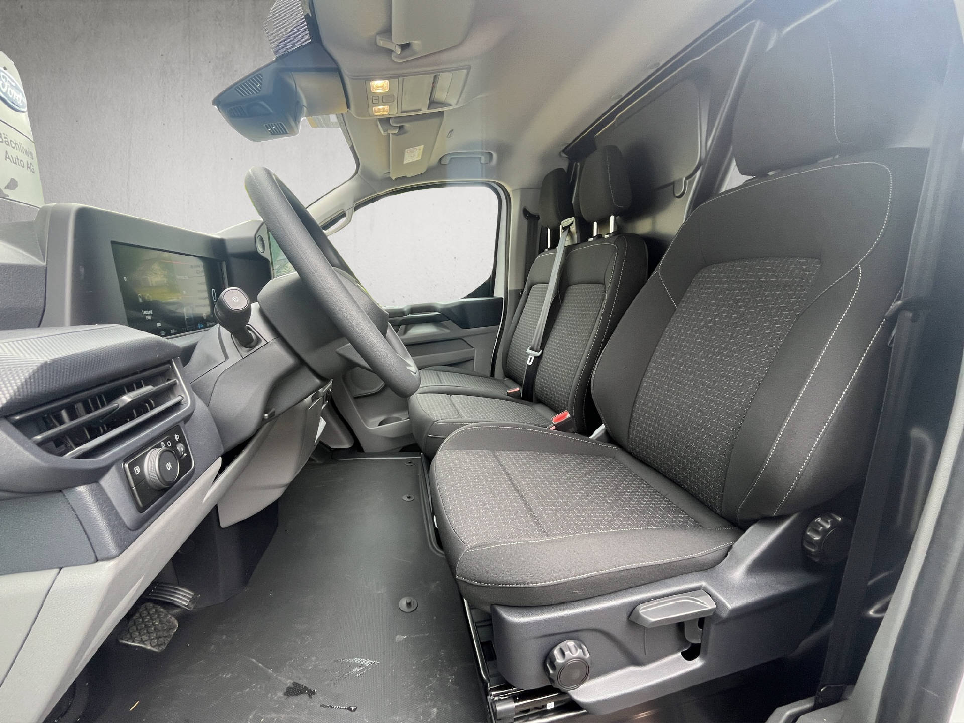 FORD Transit Custom Van 320 L1 2.5 Duratec 233 Trend PHEV-image-9