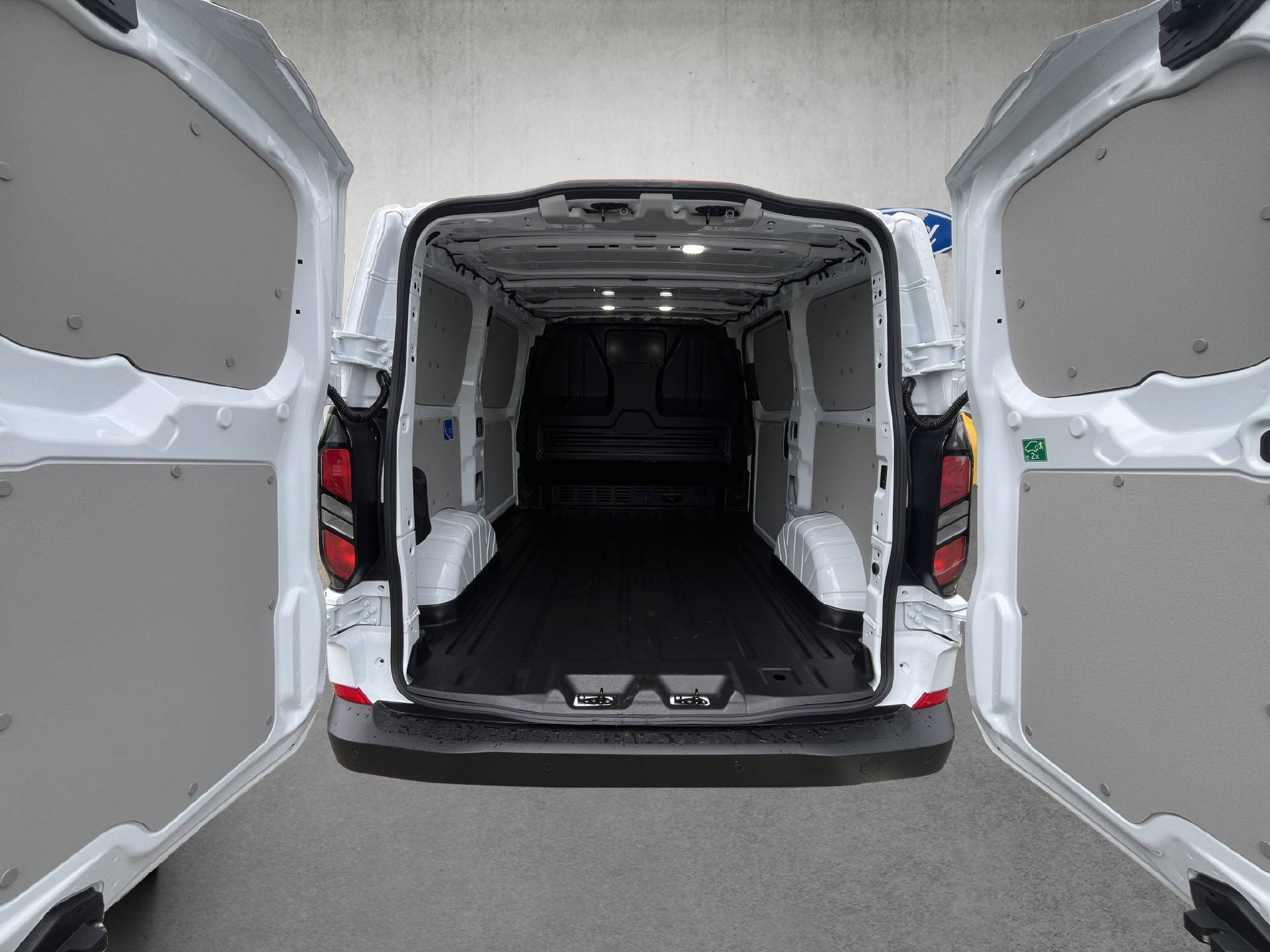 FORD Transit Custom Van 320 L1 2.5 Duratec 233 Trend PHEV-image-20