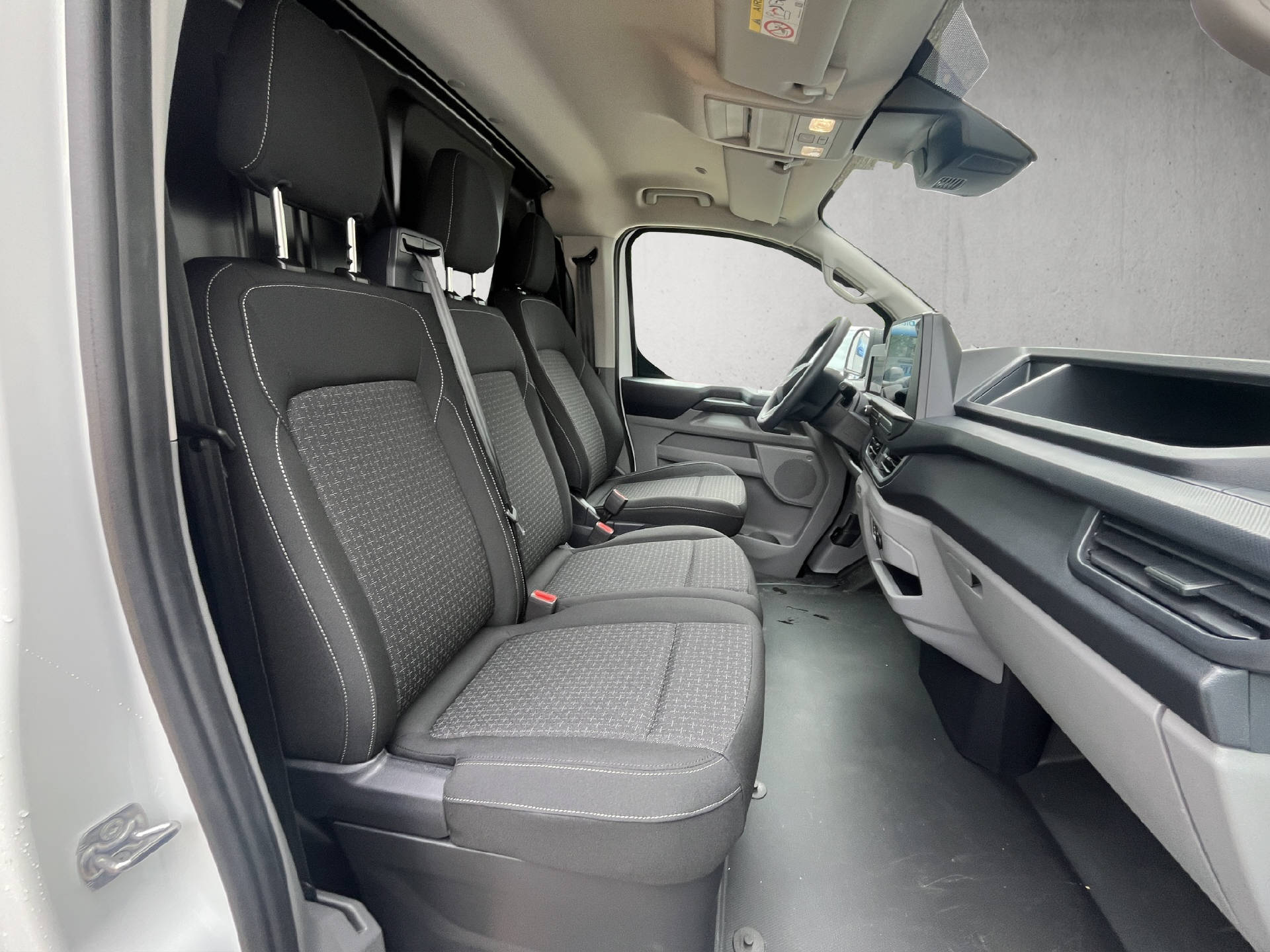 FORD Transit Custom Van 320 L1 2.5 Duratec 233 Trend PHEV-image-18