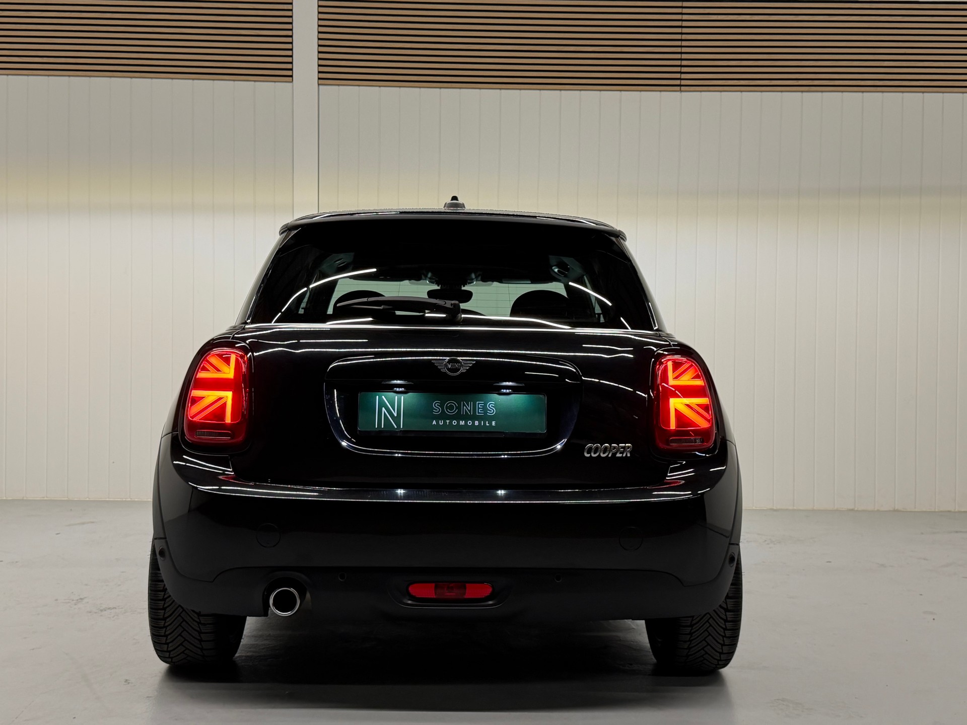 MINI Cooper Blackyard Steptronic DKG Frisch ab MFK & Service-showroom-element-3
