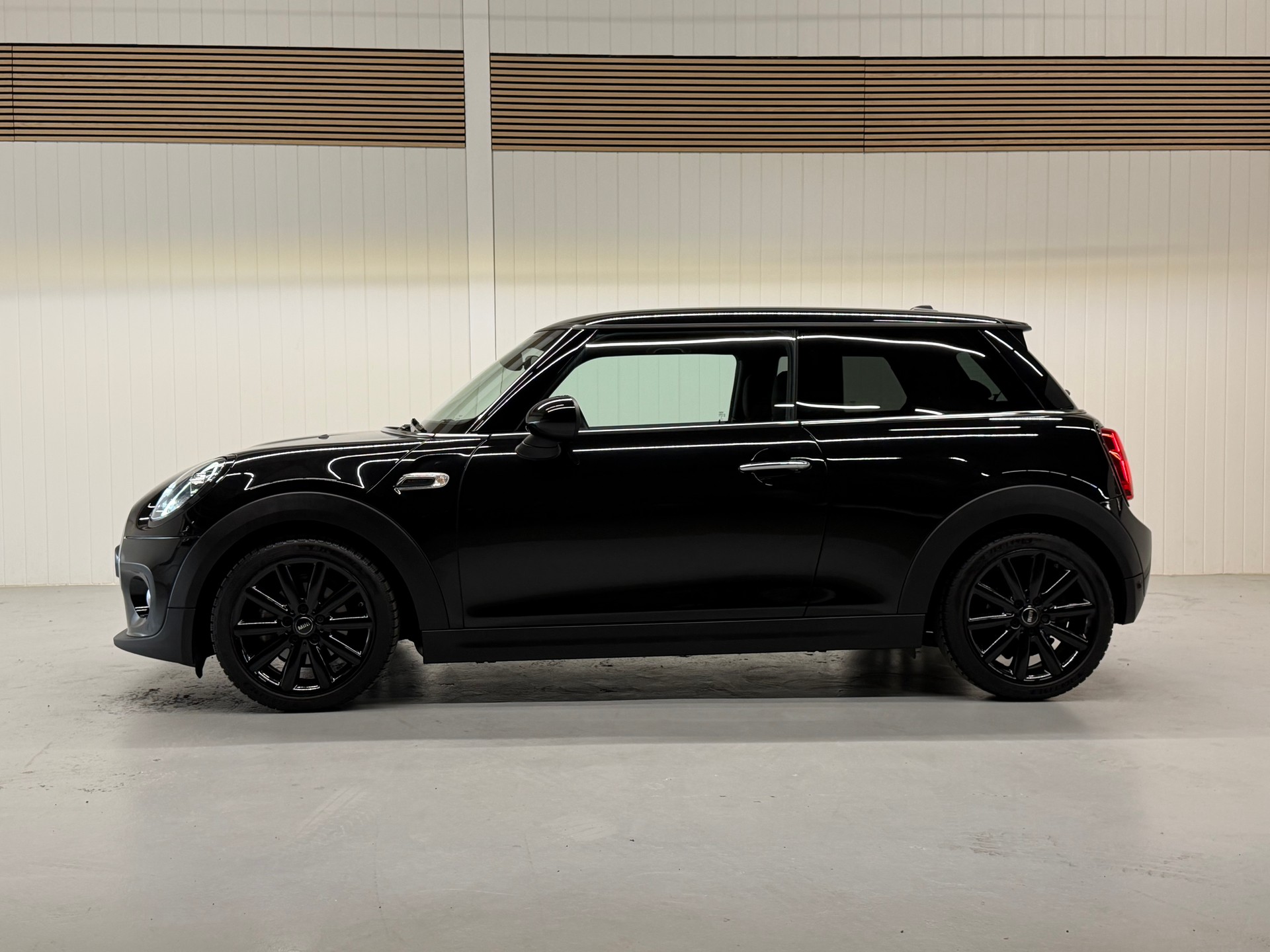 MINI Cooper Blackyard Steptronic DKG Frisch ab MFK & Service-showroom-element-1