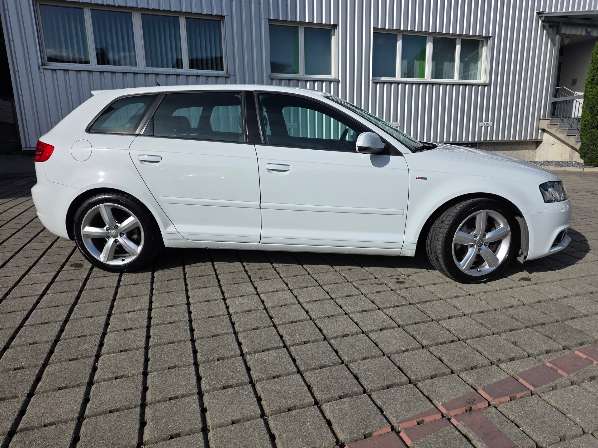 AUDI A3 Sportback 2.0 TDI Ambiente quattro-image-1