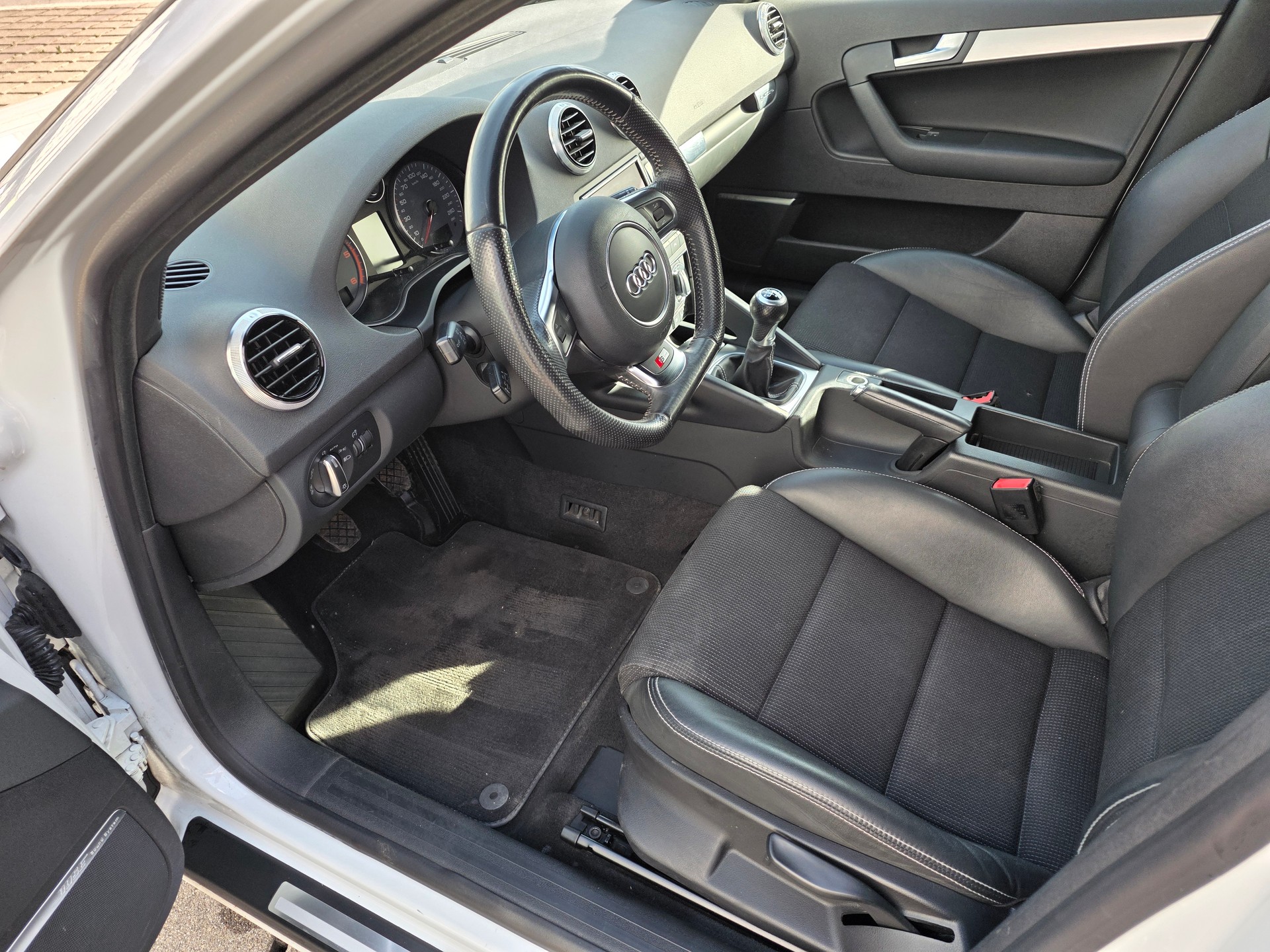 AUDI A3 Sportback 2.0 TDI Ambiente quattro-image-8
