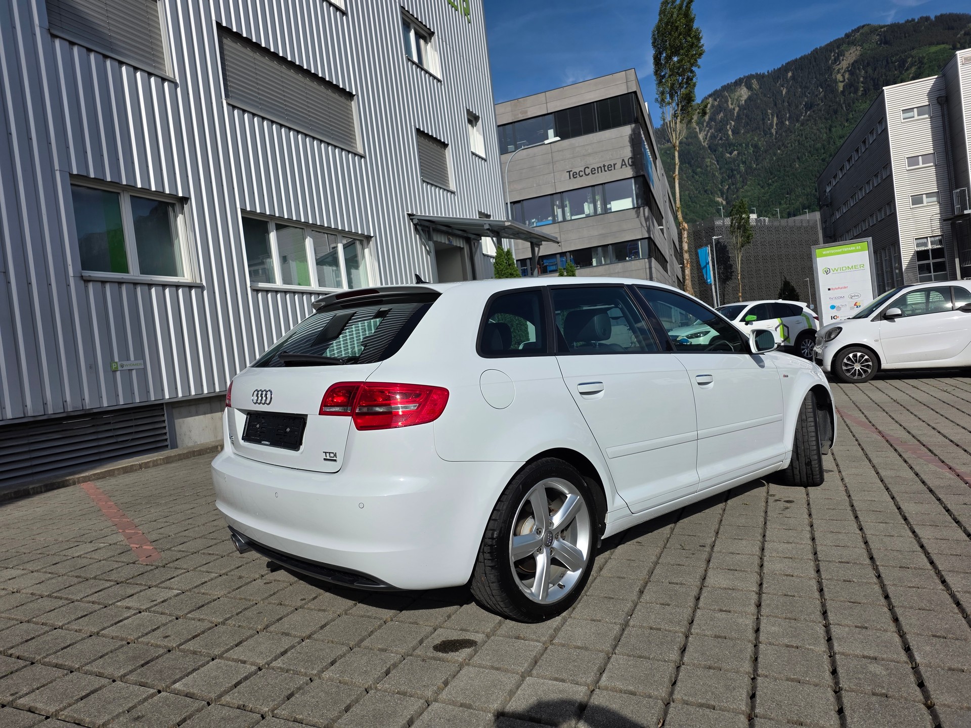 AUDI A3 Sportback 2.0 TDI Ambiente quattro-image-2