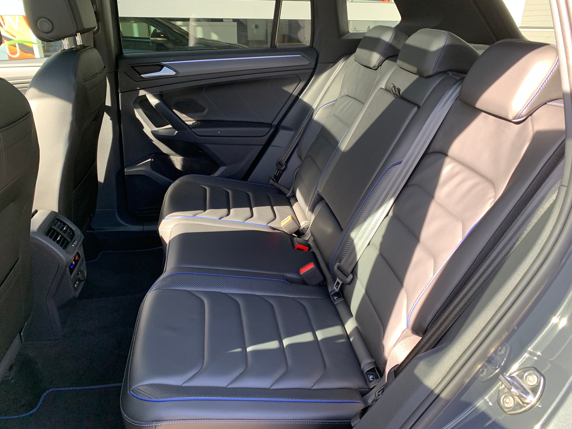 VW Tiguan 2.0TSI R 4Motion DSG-image-17