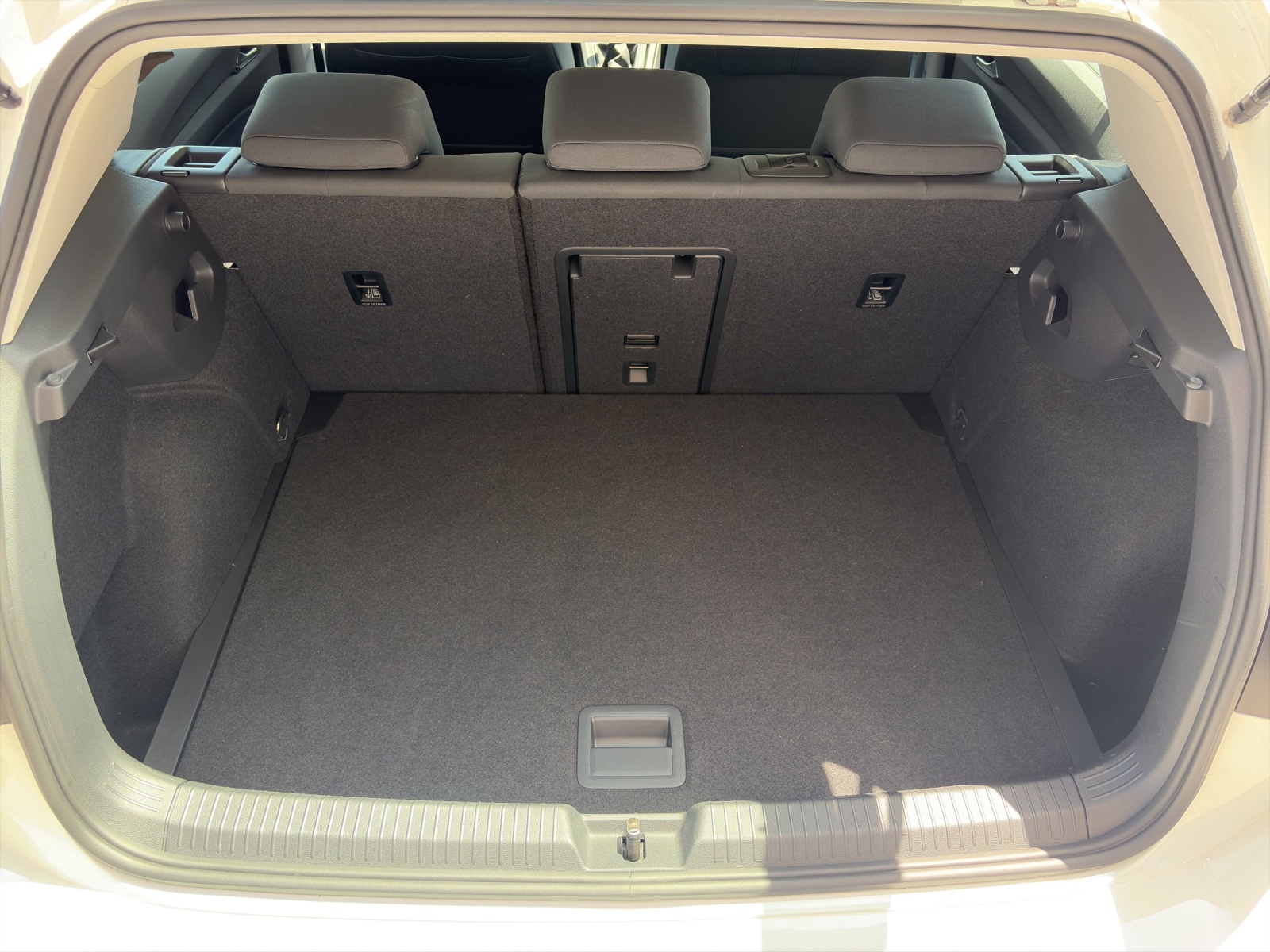 VW Golf VIII 1.5 TSI Life-image-12