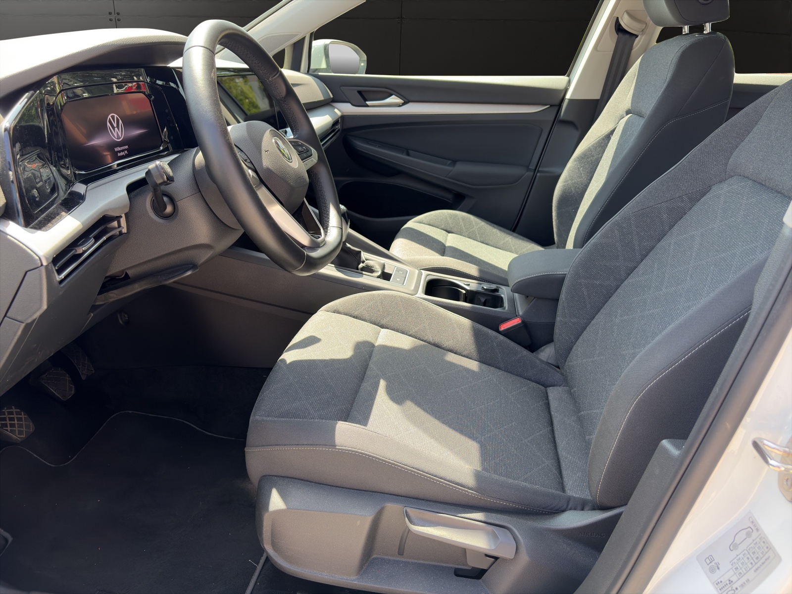 VW Golf VIII 1.5 TSI Life-image-8