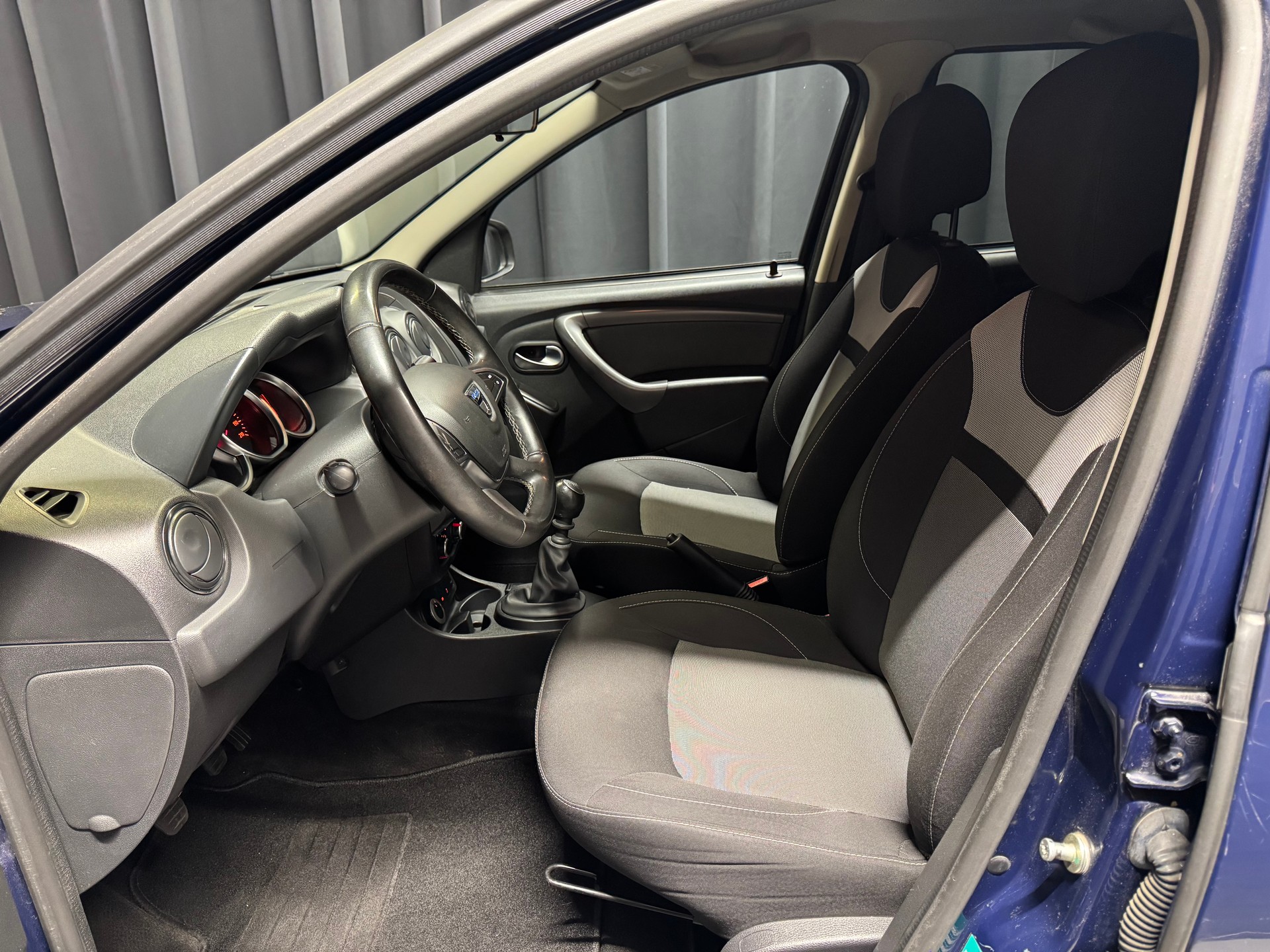 DACIA Duster 1.2 T Ambiance 4x4(81)(M)-image-6