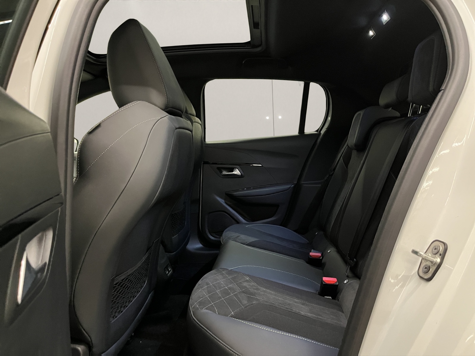 PEUGEOT 208-image-12