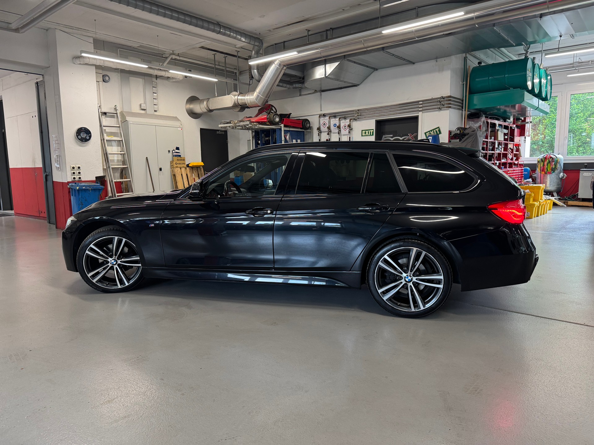 BMW 320d xDrive Touring M Sport Line Steptronic-image-5
