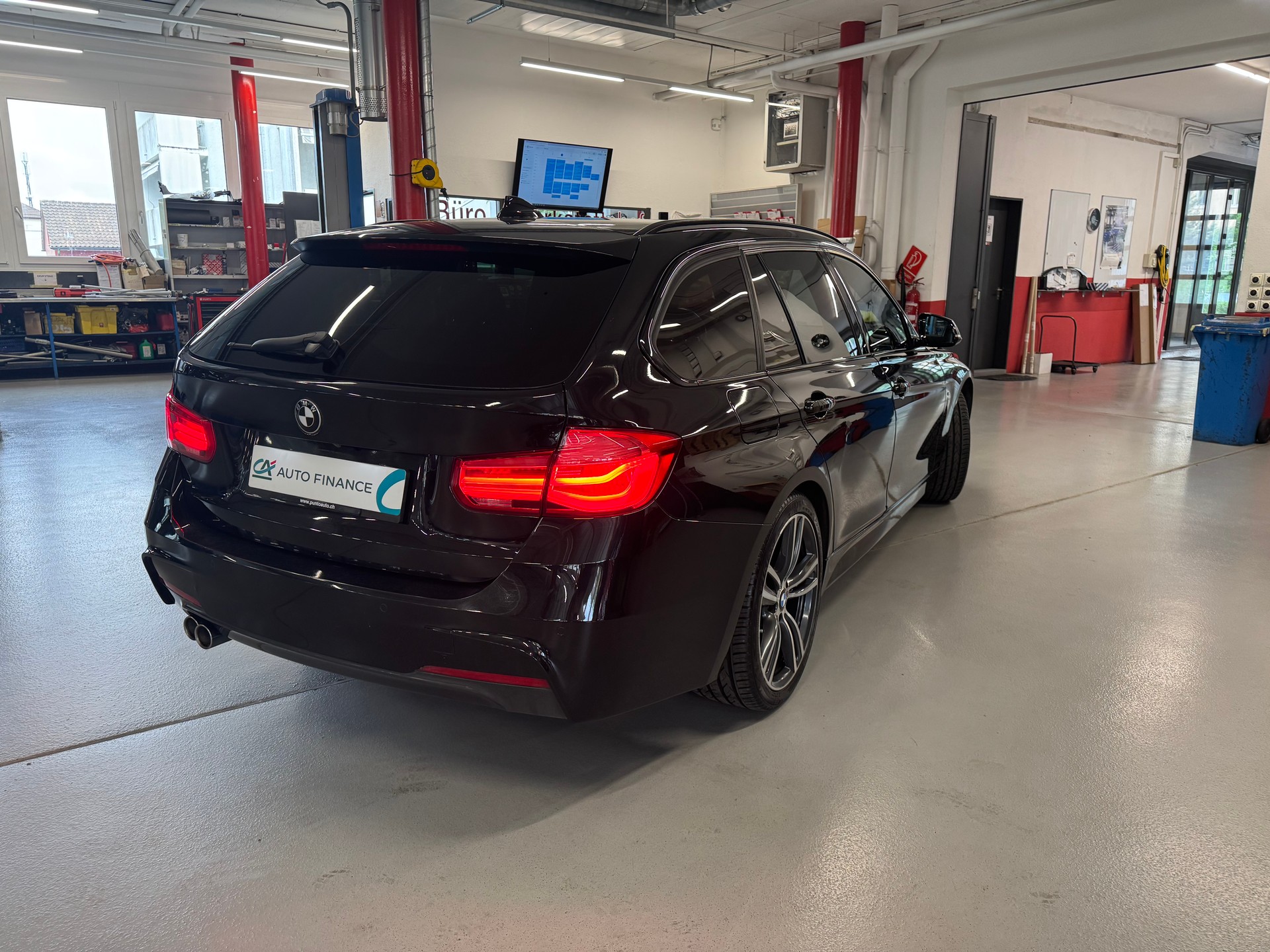 BMW 320d xDrive Touring M Sport Line Steptronic-image-2