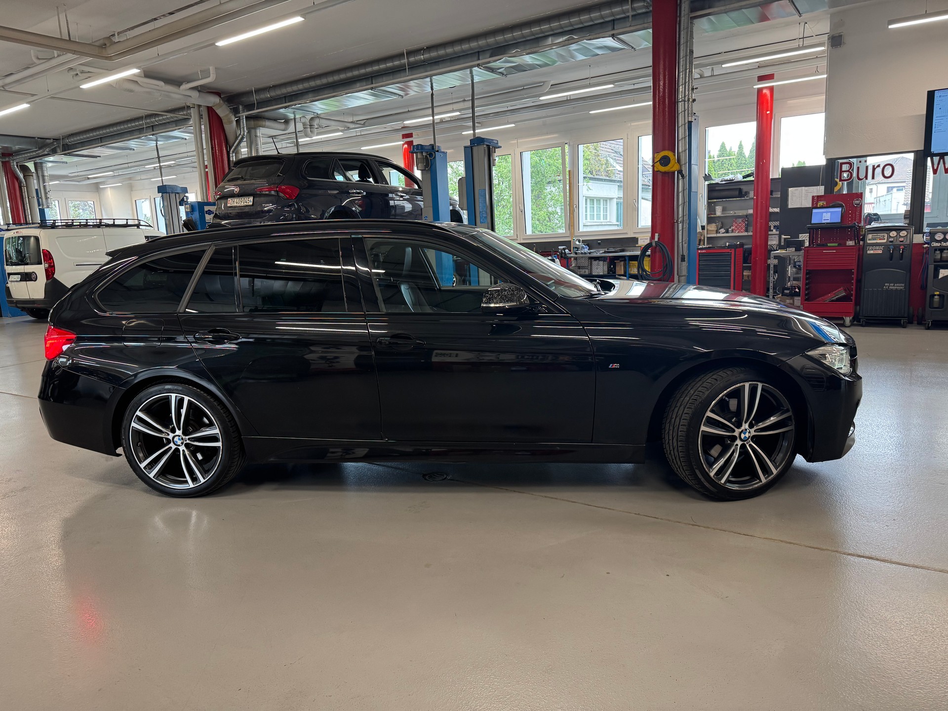 BMW 320d xDrive Touring M Sport Line Steptronic-image-1